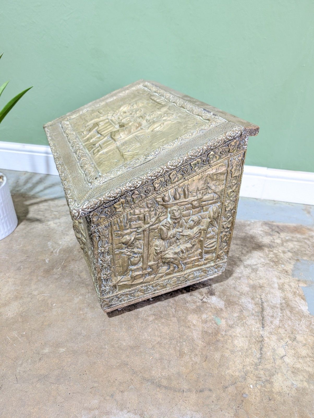 Victorian Embossed Brass Coal Box On Ceramic  Design Kindling Storage Tavern photo vinterior