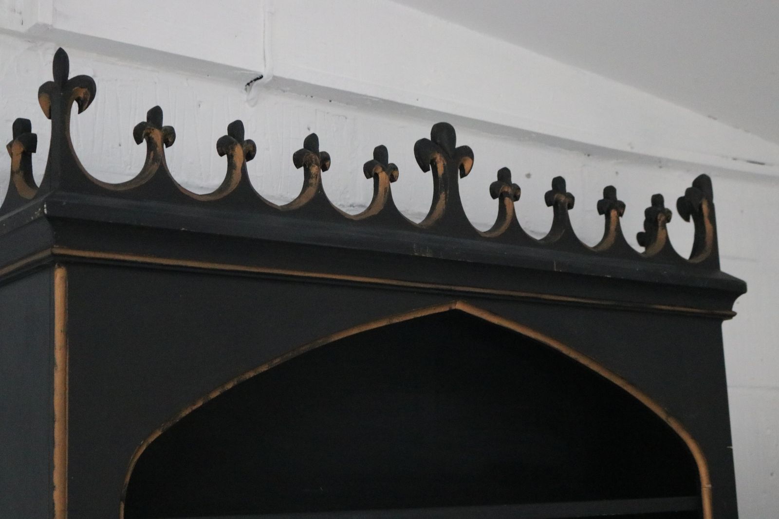 Unique Vintage Style Black Dresser Shelves Carved Fleur Di Lis photo vinterior