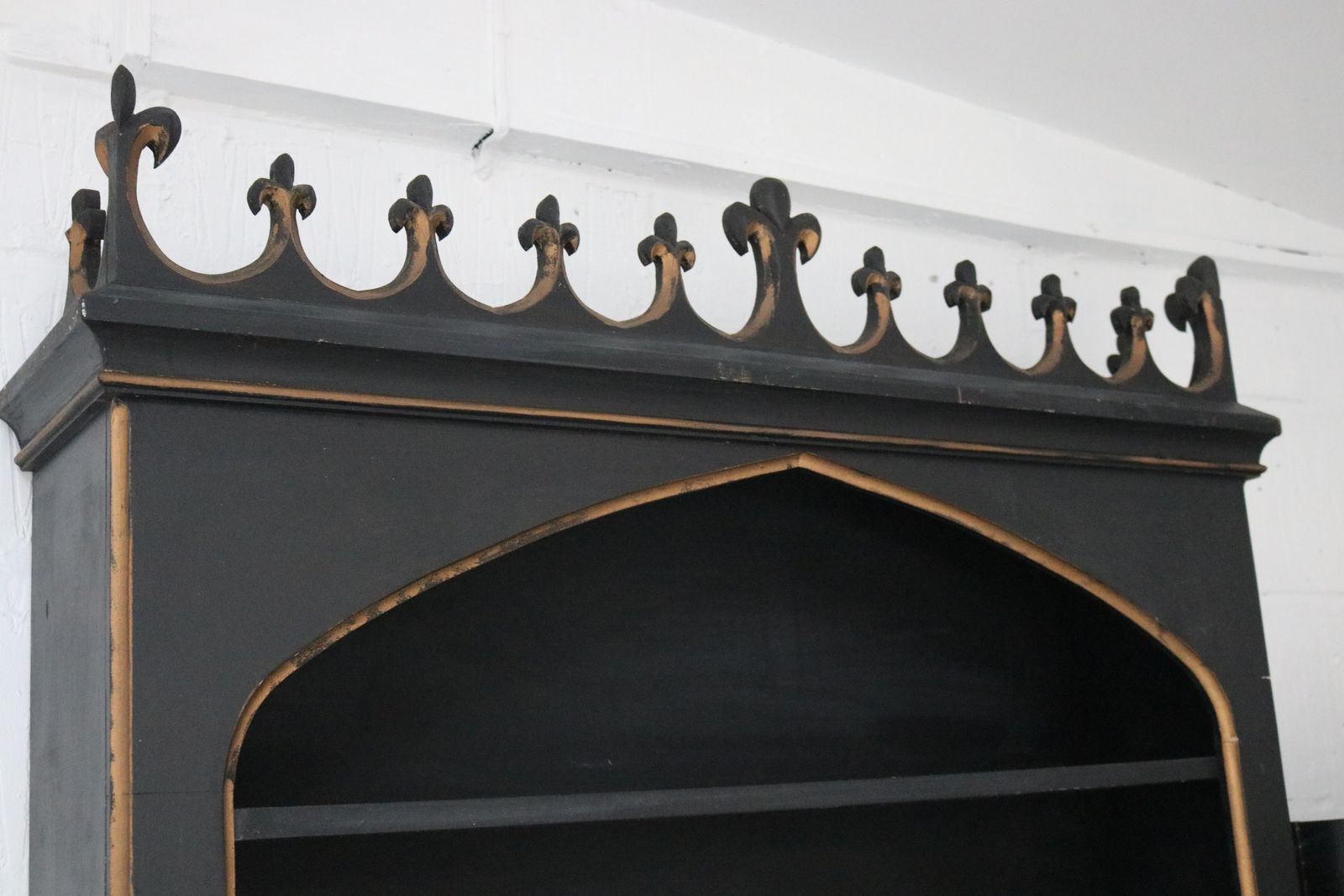 photo vintage Unique Vintage Style Black Dresser Shelves Carved Fleur Di Lis