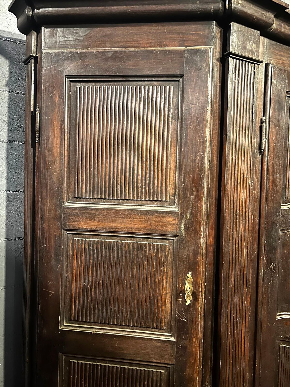 Piedmontese Walnut "Grissinato" 4 Door Closet, Italy photo vinterior