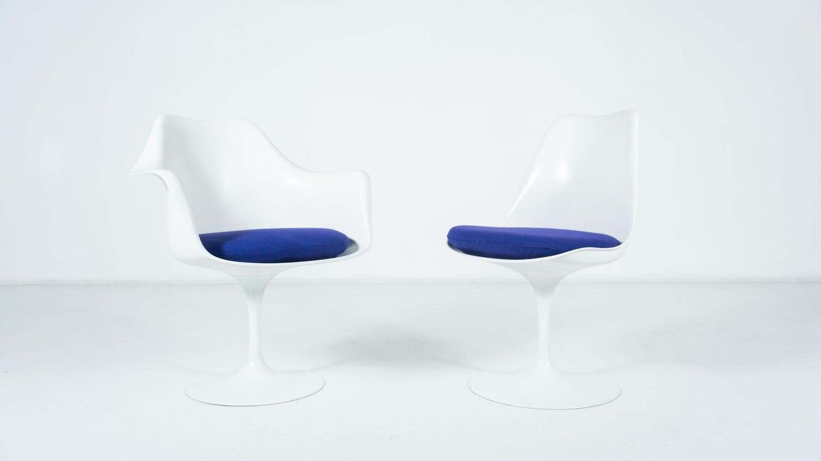 photo furniture "Tulip" Chairs And Amrchairs By Eero Saarinen, Knoll Studio   New Upholstery