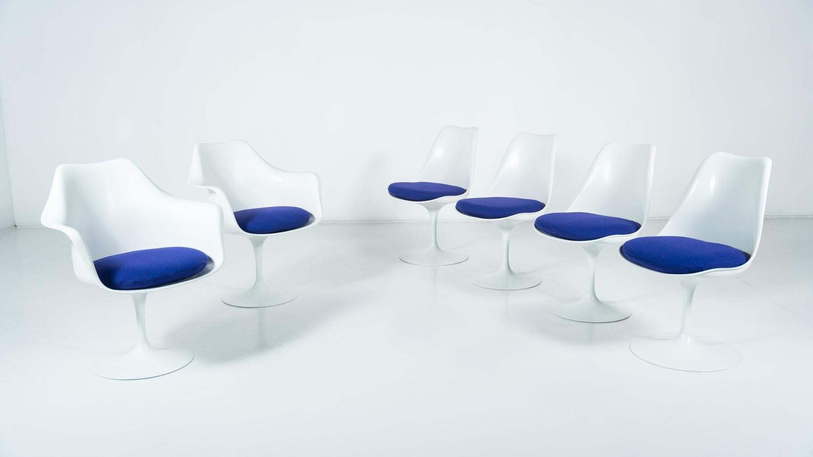 photo vinterior "Tulip" Chairs And Amrchairs By Eero Saarinen, Knoll Studio   New Upholstery
