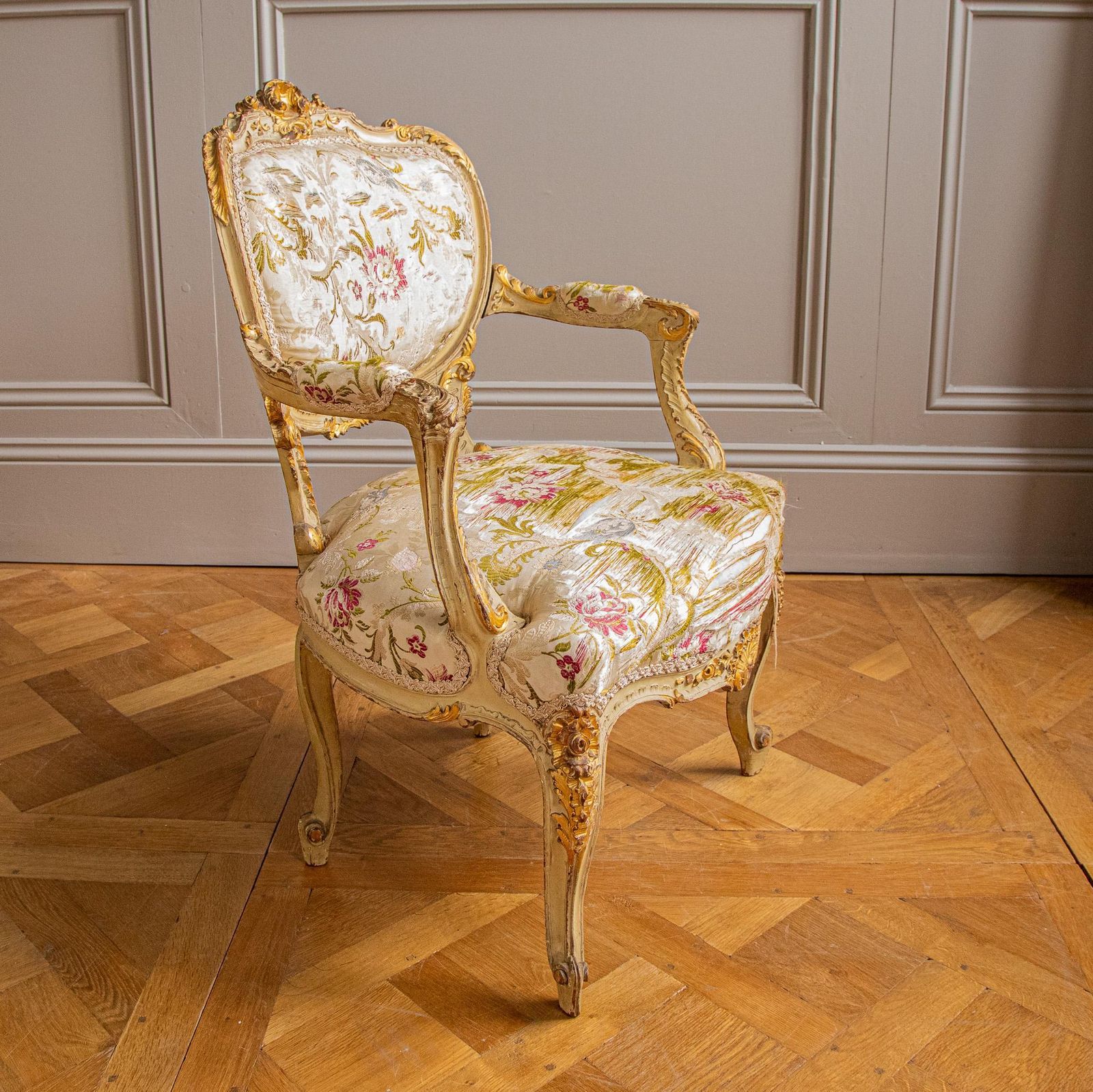 photo vinterior A 19th Century Italian Louis XV–Style Giltwood Salon Suite