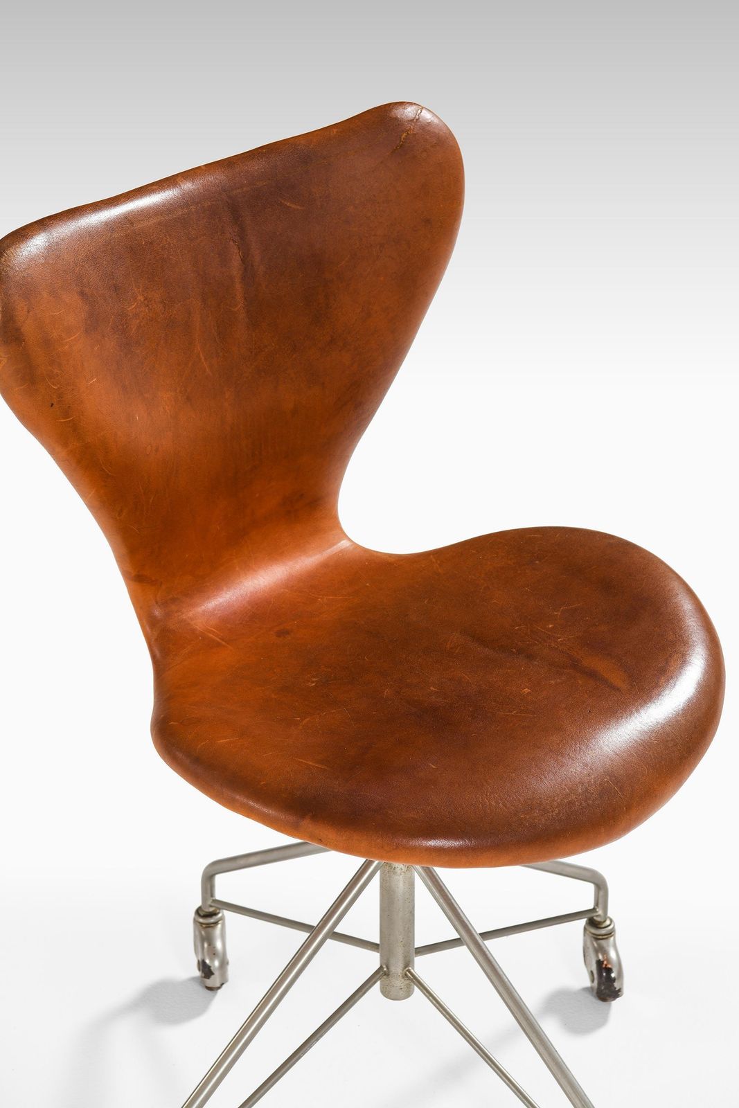 photo furniture Office Chair In Leather And Steel By Arne Jacobsen, 1968
