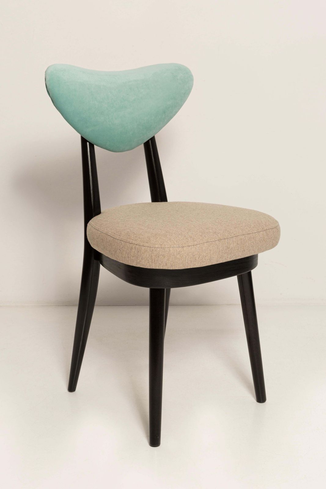 Set Van Drie Mid Century Stoelen Met Hartvormige Zitting In Beige, Blauw En Groen, Europa, Jaren 1960 photo furniture