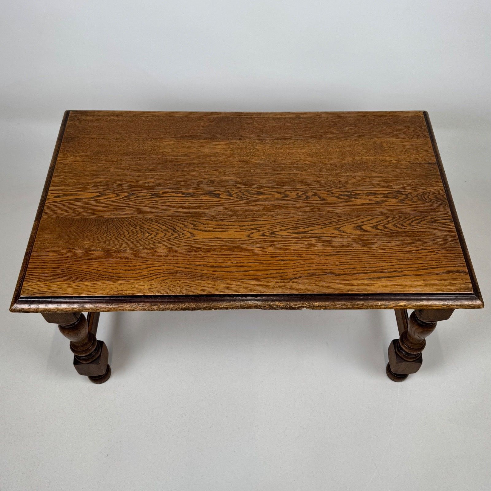 photo furniture Antique 20th Century Good Quality Coffee Table In Oak