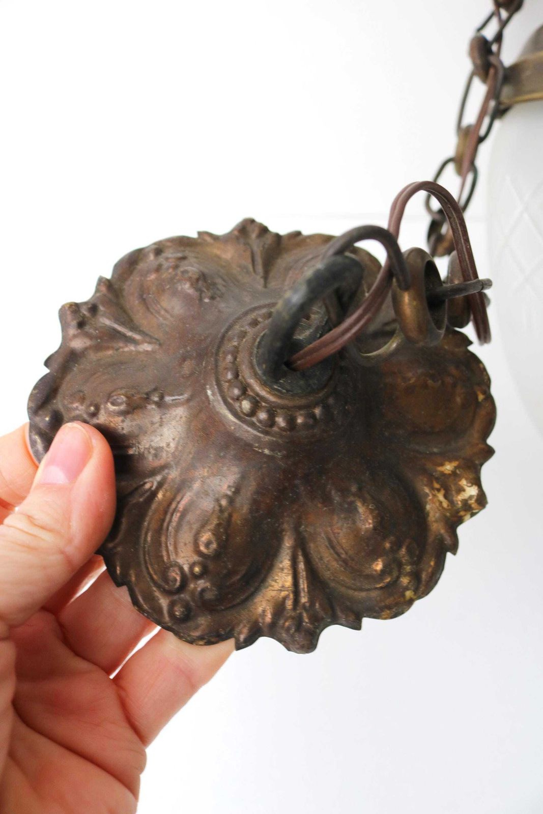769.0 Antieke Franse Druppelvormige Hanglamp – Messing & Gegraveerd Matglas Hallantaarn photo