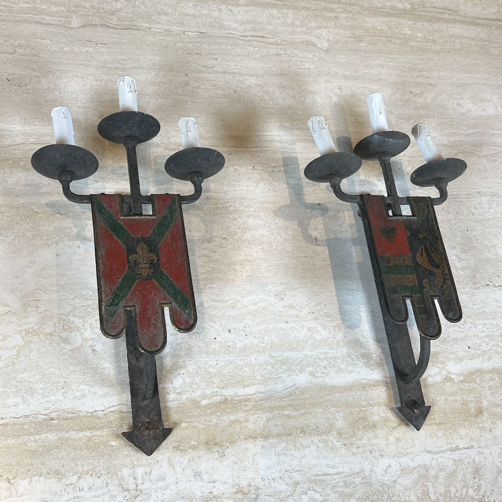 photo vinterior Important Pair Of Wrought Iron Wall Sconces With Coat Of Arms And 3 Gothic Style Lights