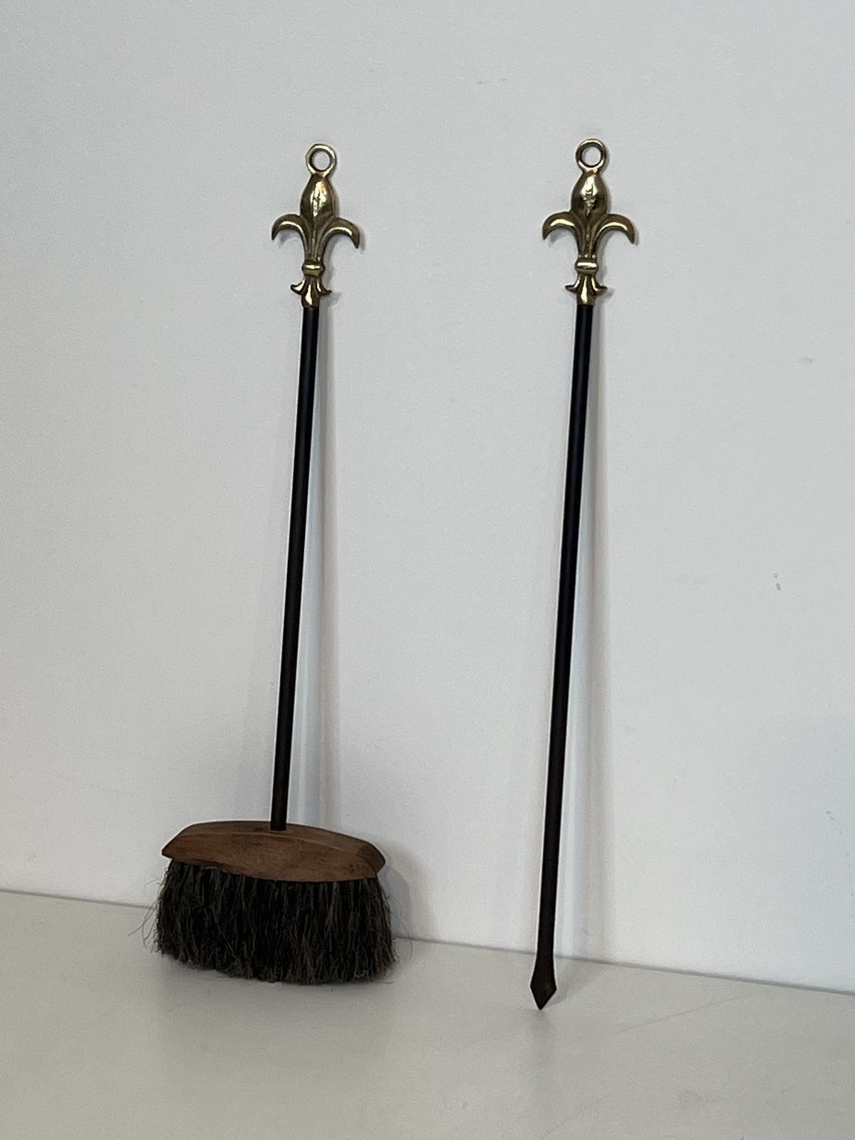 photo furniture Neoclassical Style Fire Kit In Black Lacquered Metal And Brass With Fleur De Lis Motifs