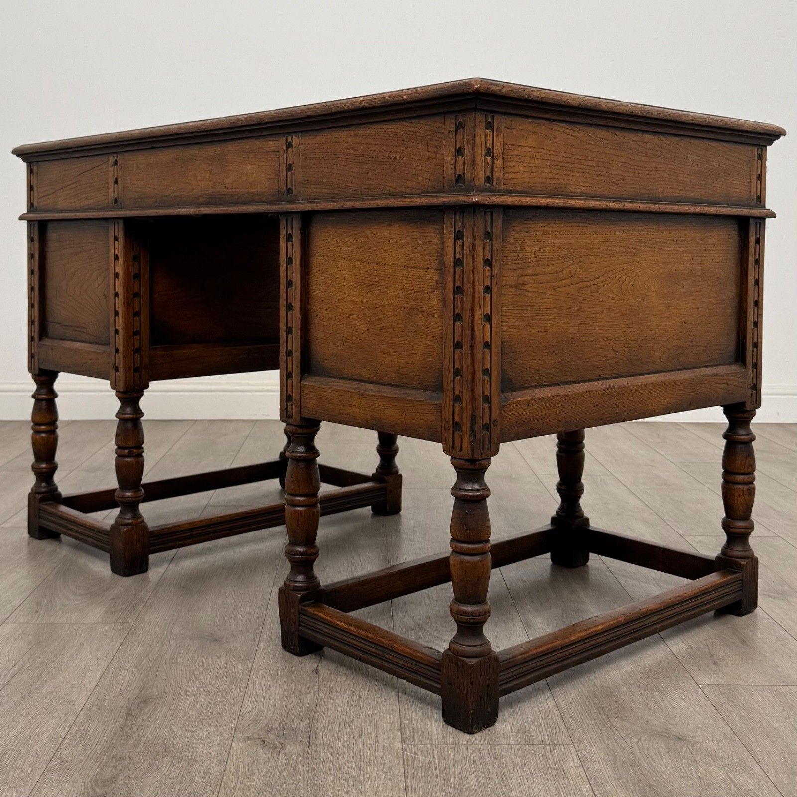 Antique 20th Century Fine Quality Jacobean Revival Desk In Oak photo vinterior