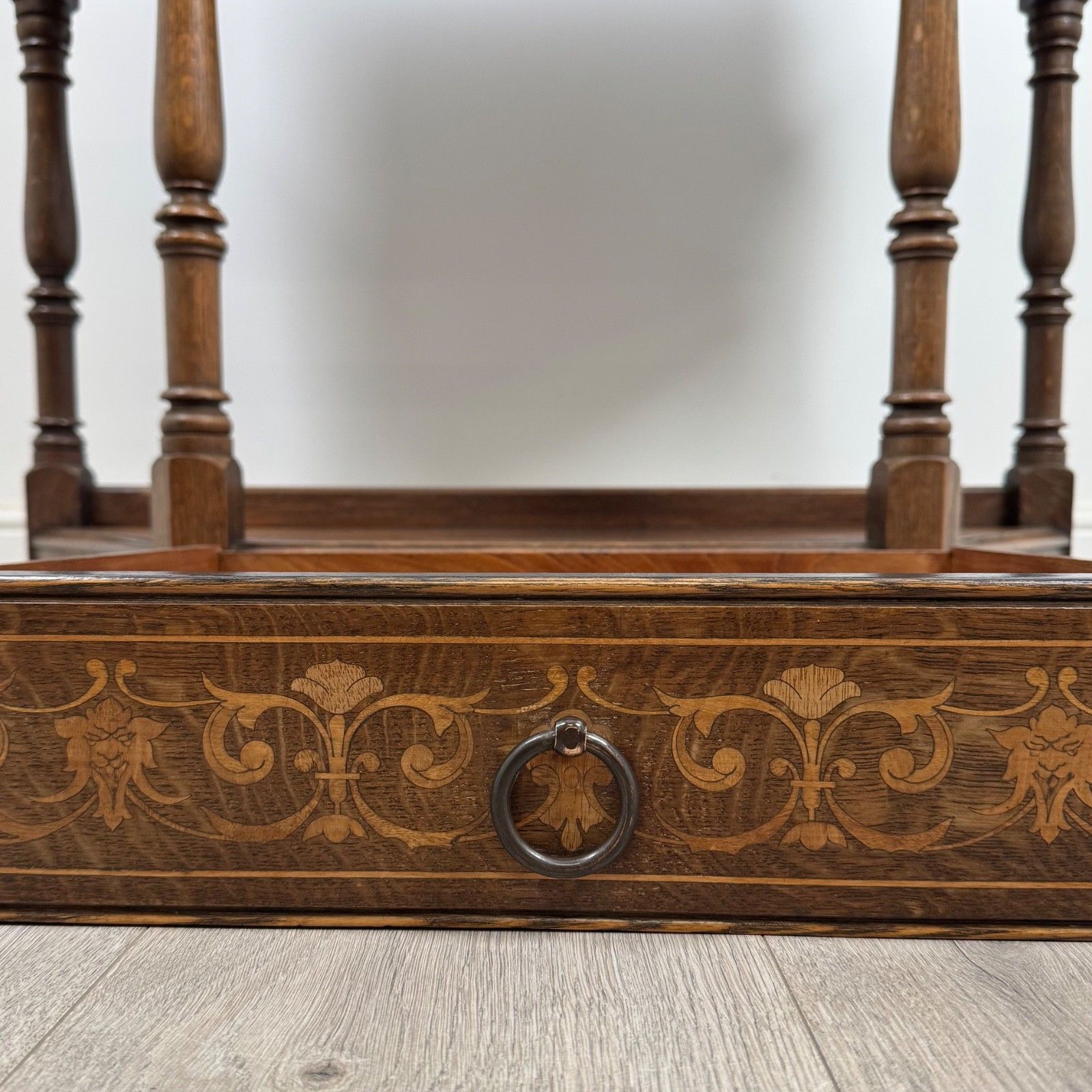 photo furniture Antique 19th Century Fine Quality Inlaid Side Table In Oak