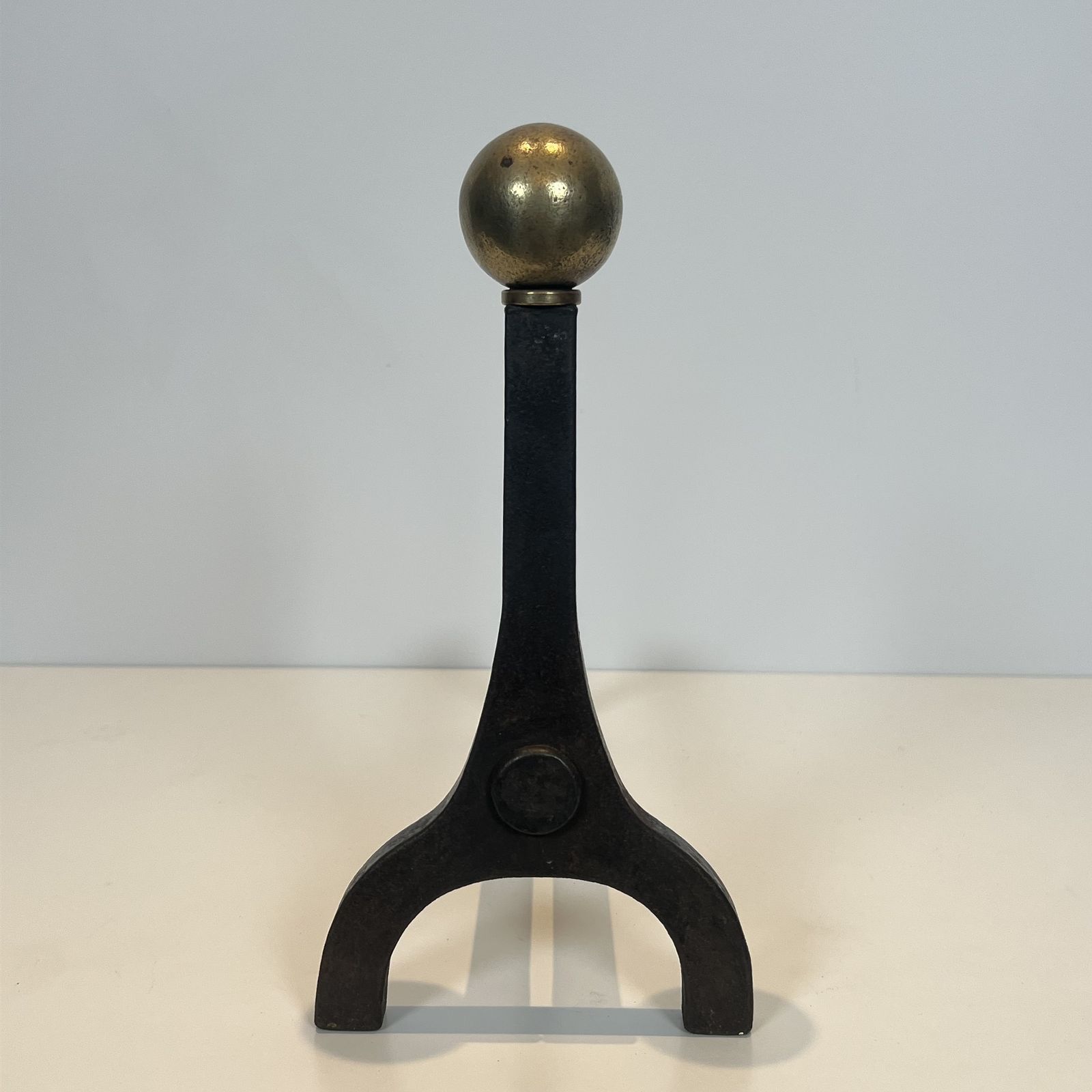 photo vintage Pair Of Modernist Andirons In Steel, Wrought Iron And Brass By Jacques Adnet