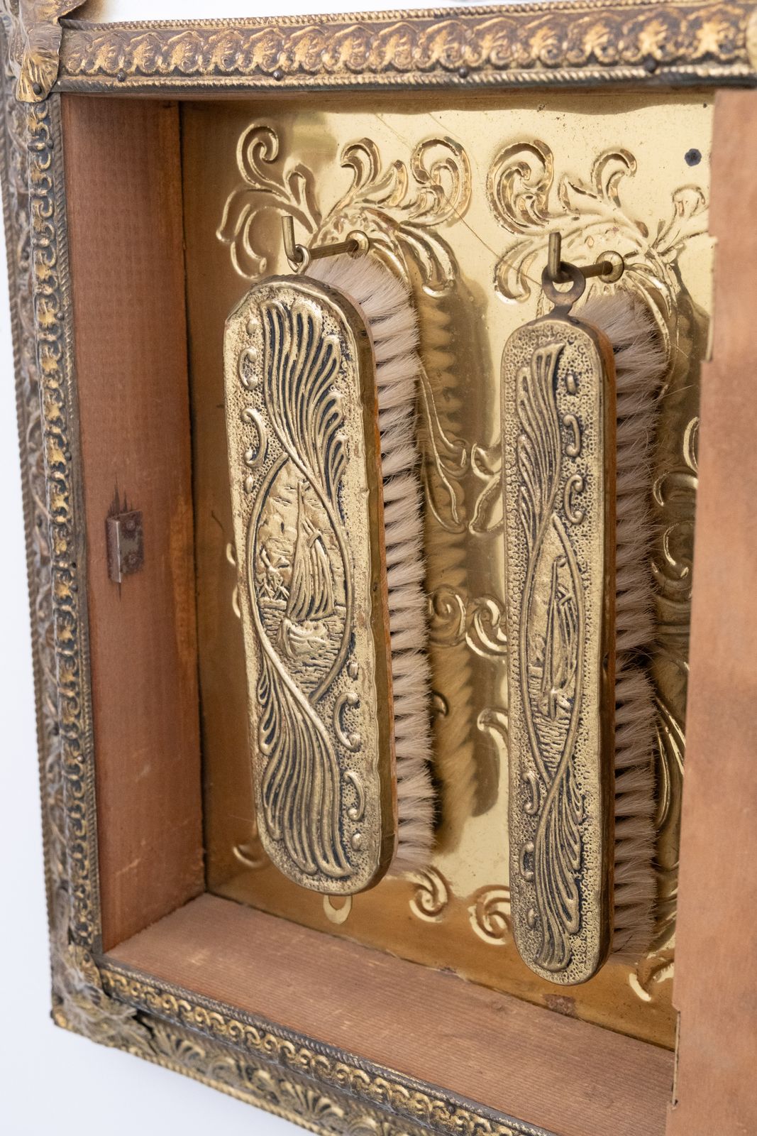 photo furniture Antiek Nederlands Messing Ornamenteel Repoussé Hangspiegeltje
