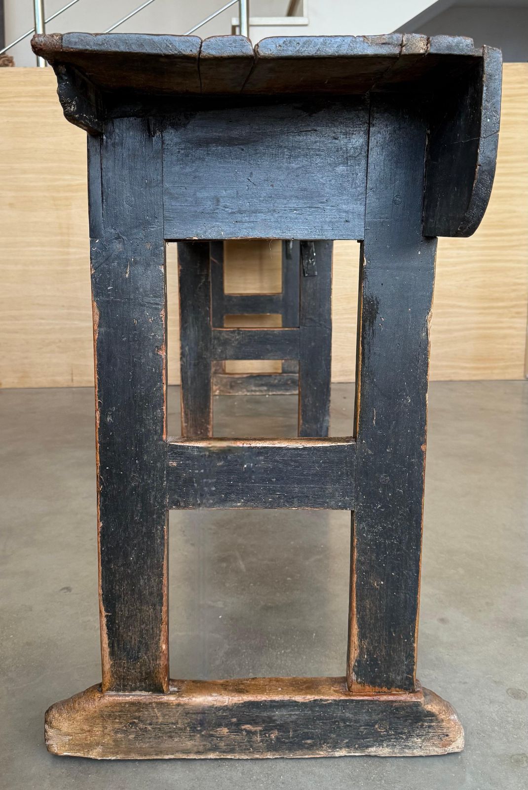 photo furniture Grande console en bois massif de noyer à six tiroirs