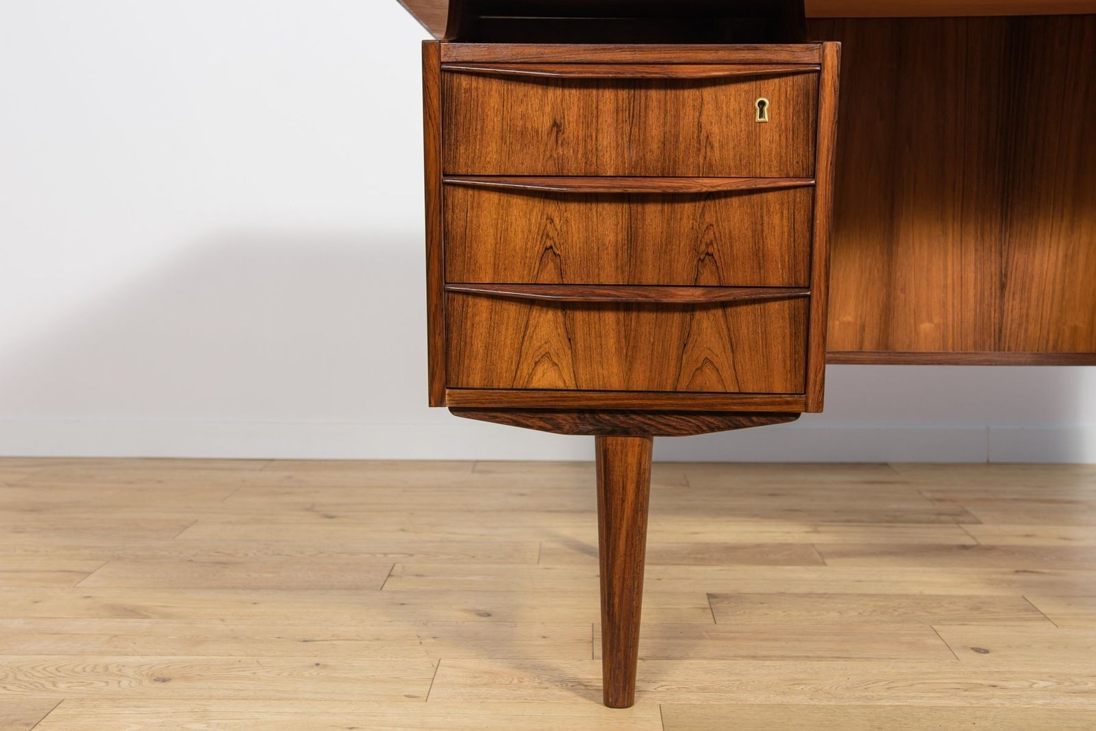 photo vinterior Mid Century Modern Freestanding Rosewood Desk, Denmark, 1960s