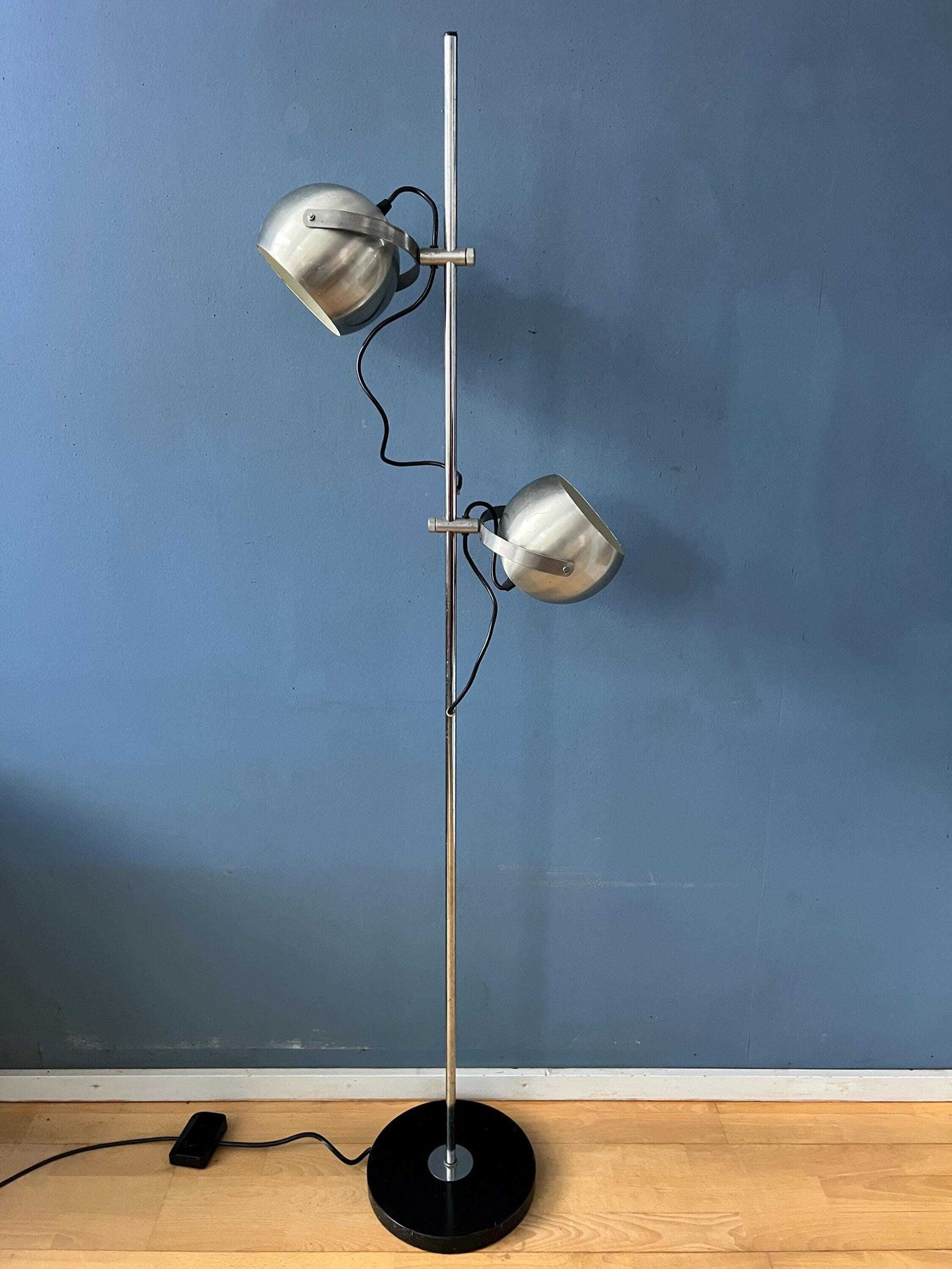 Zilveren Mid Century Vintage Herda Eyeball Vloerlamp. photo vintage
