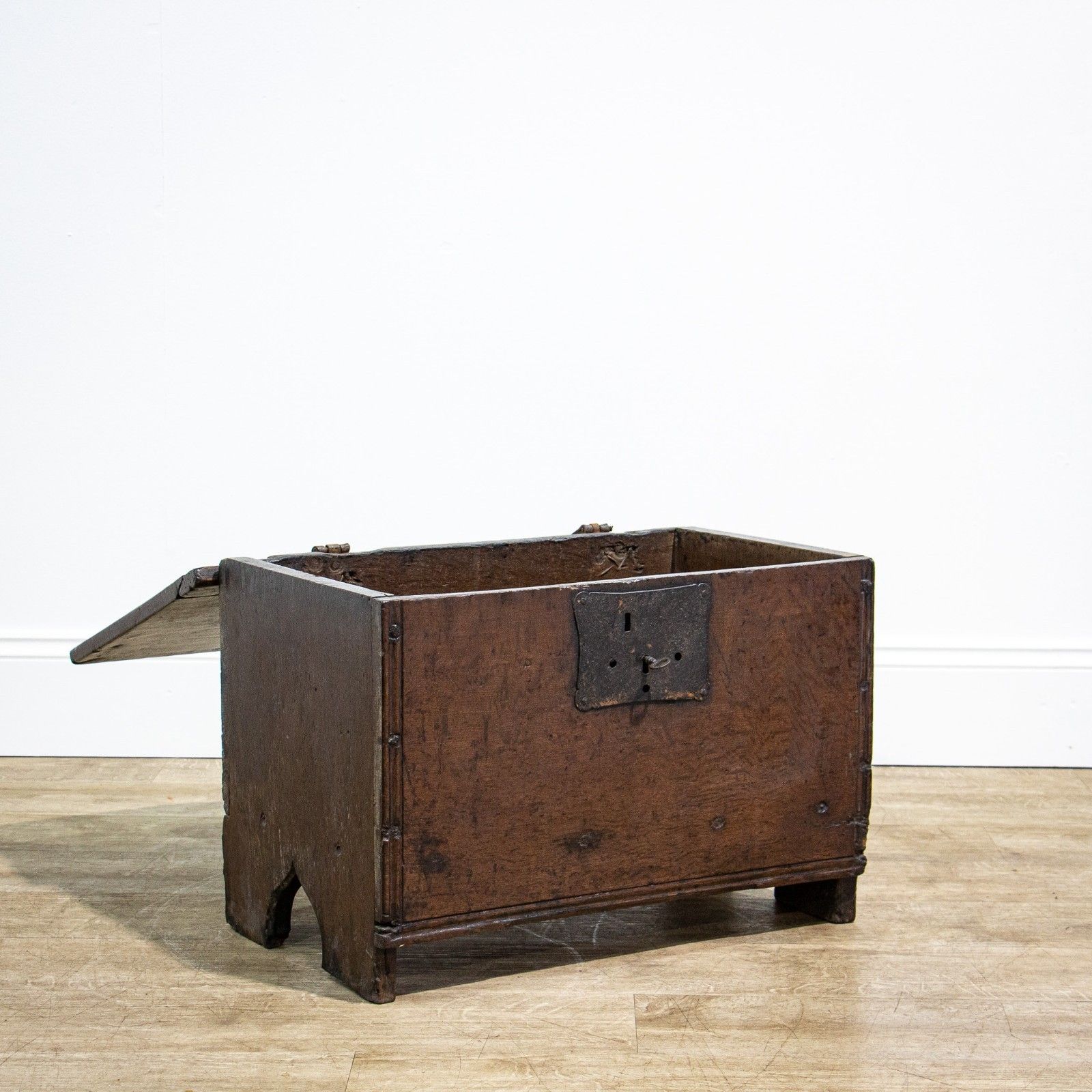 Elizabethan 16th Century Small Oak Church Coffer photo 1660.0