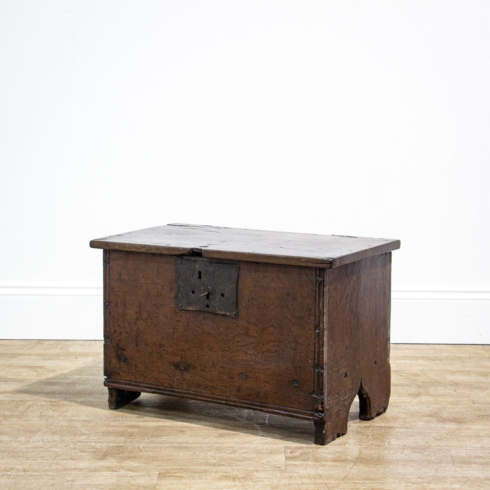 Elizabethan 16th Century Small Oak Church Coffer photo vinterior