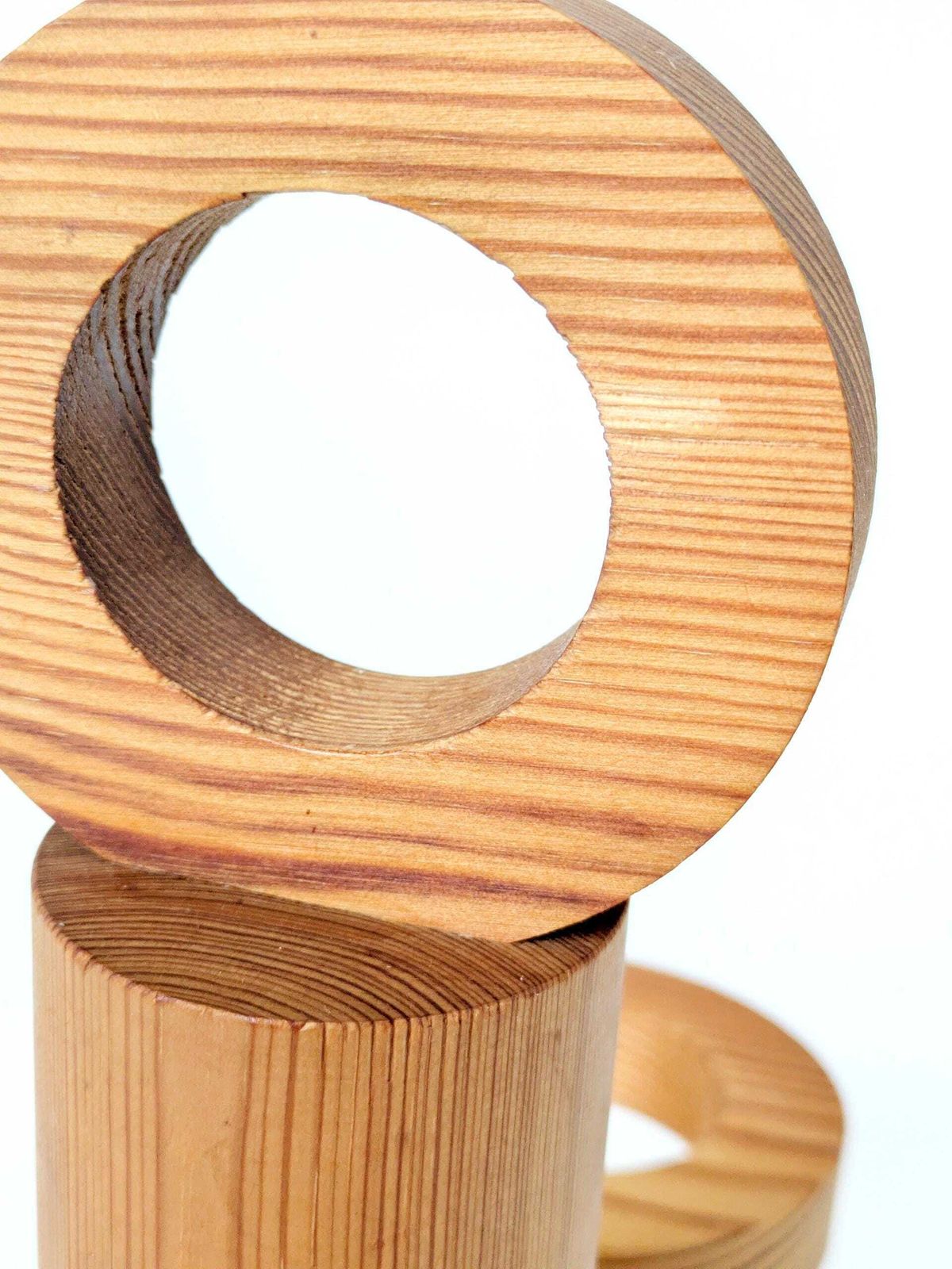 photo vintage Mid Century Scandinavische Kandelaar Van Grenenhout Met Glazen Schalen, Sculpturaal Nordisch Houten Middenstuk