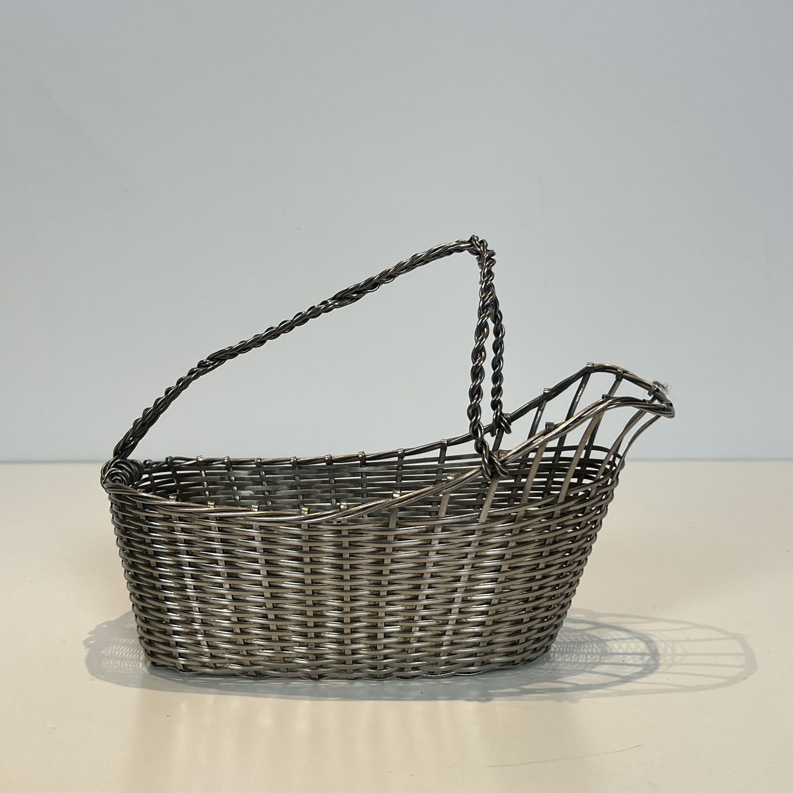 Decanter / Bottle Holder Made Of Silver Metal Wire photo vinterior