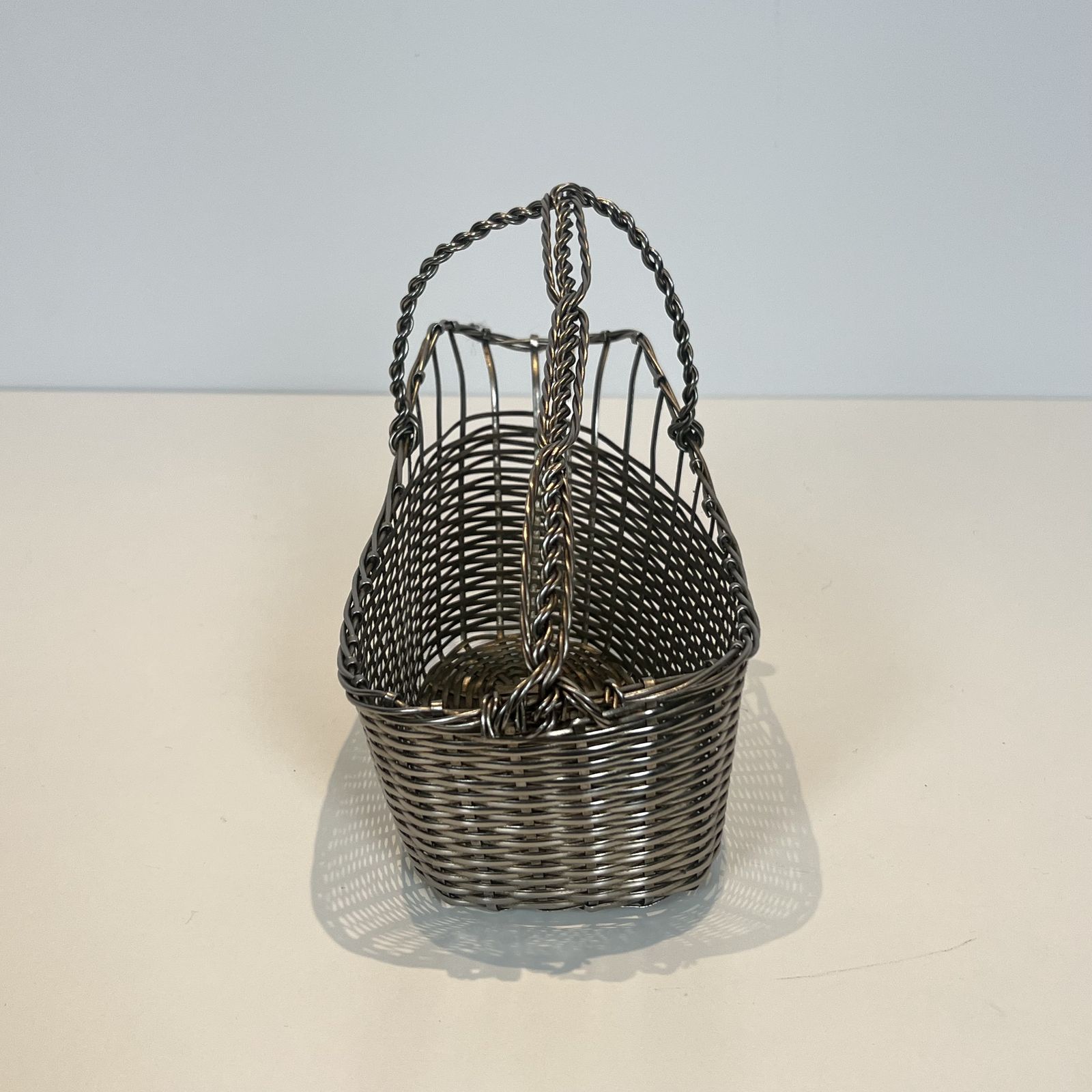 photo vinterior Decanter / Bottle Holder Made Of Silver Metal Wire