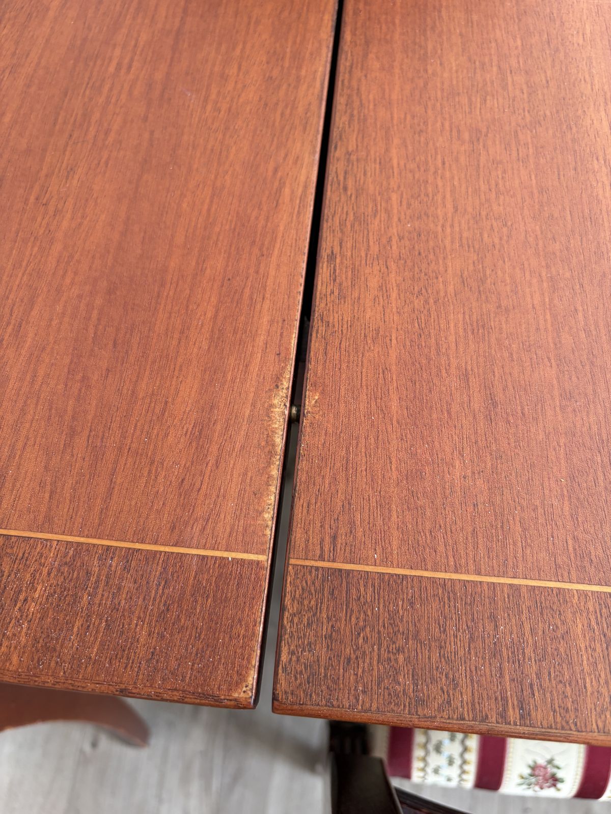 photo furniture Macintosh 6 Seater Mahogany Table With 4 Chars