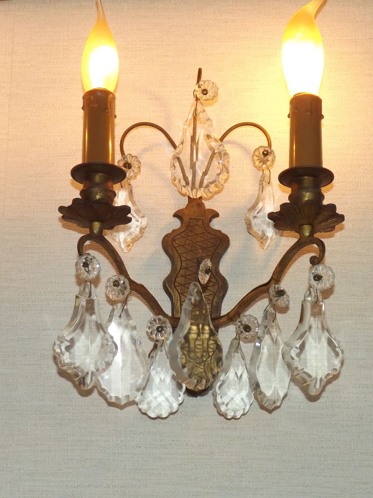 photo vintage Paire d'appliques doubles d'époque françaises en laiton, ornées de cristaux assortis