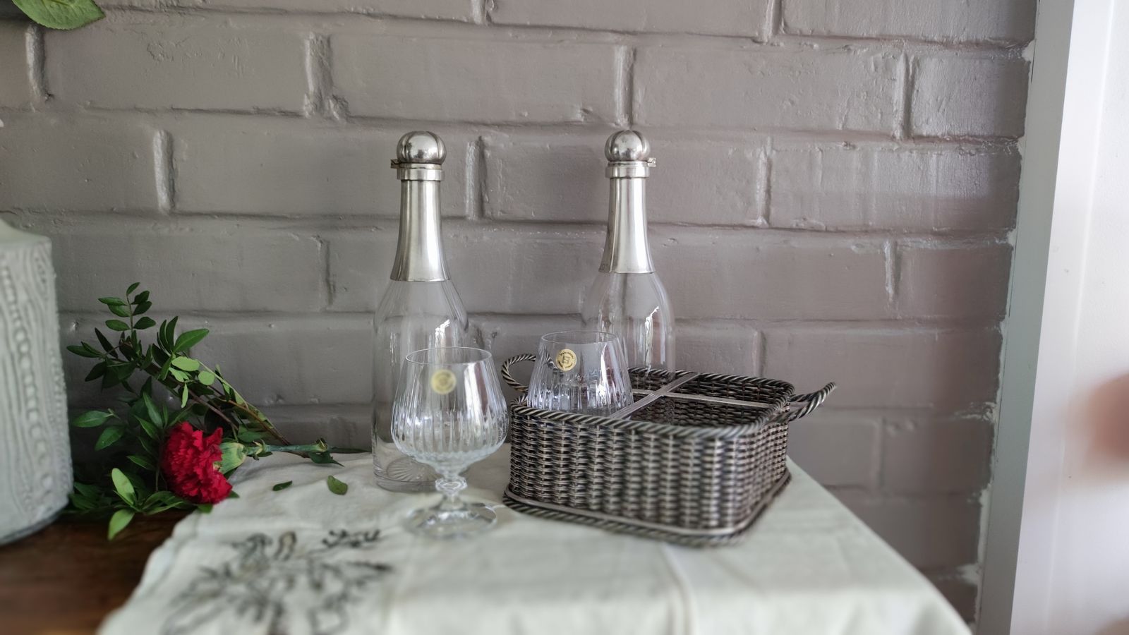 photo vinterior Victorian Silver Plated Decanter Set In Basket With Glasses
