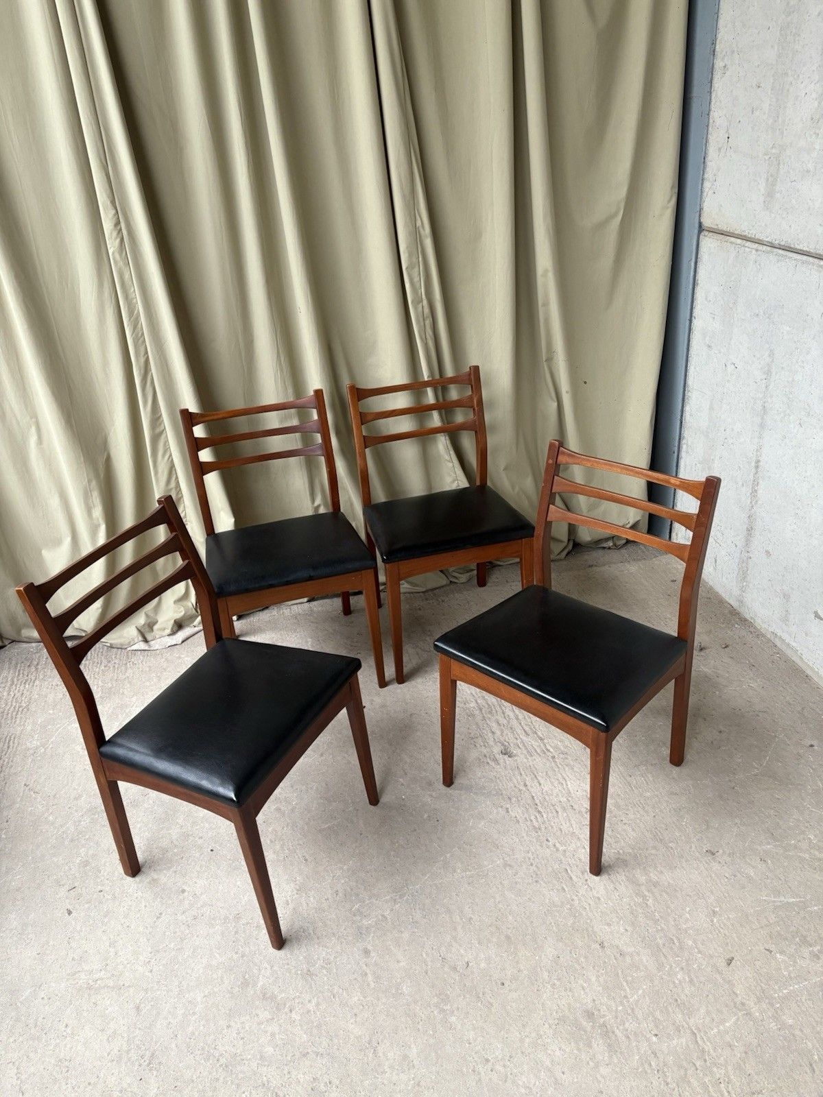 photo vinterior Vtg Mid Century Set Of 4 Dining Chairs Danish Scandi Retro R1067