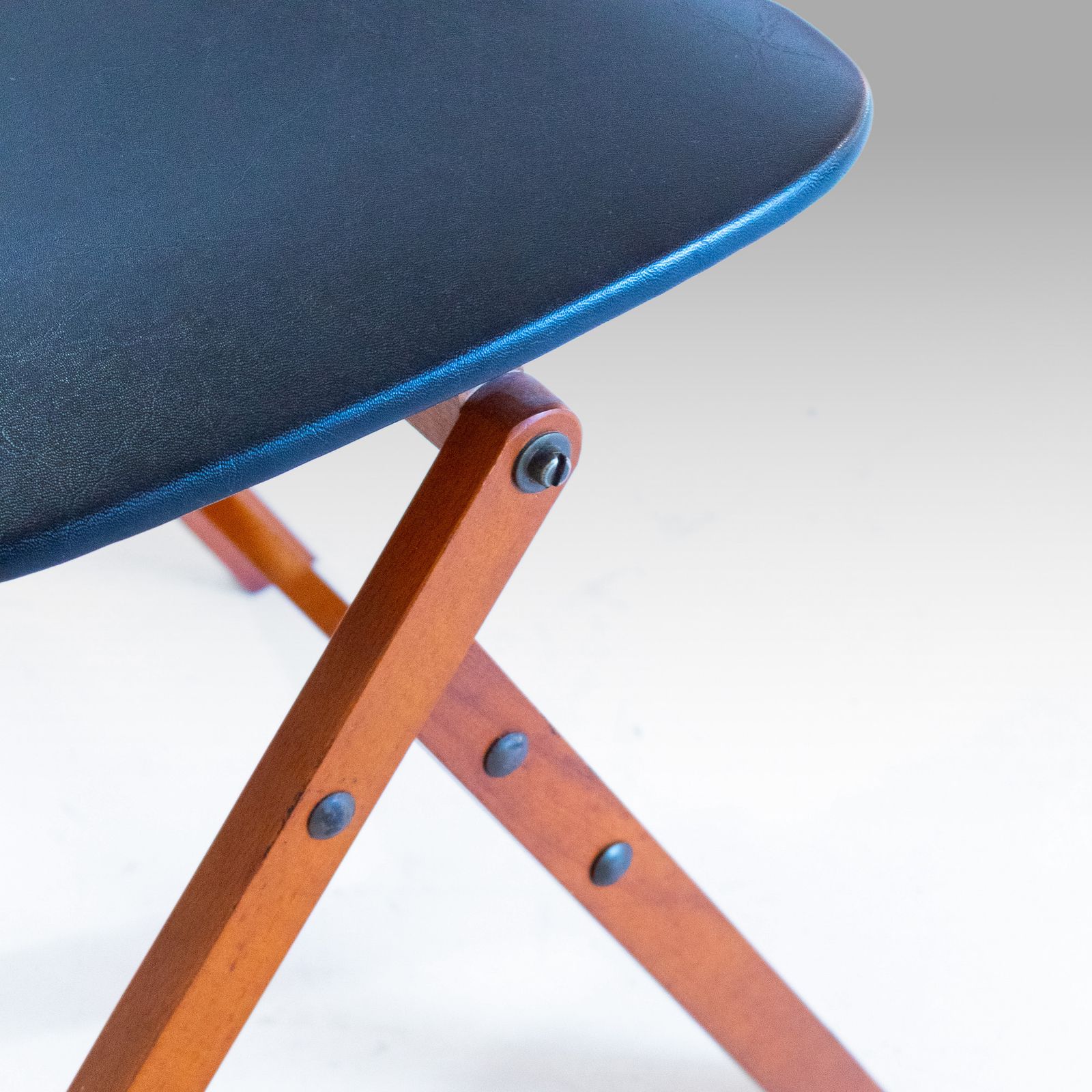 1100.0 Vintage "Dressboy": Italian Mid Century Valet Stand Chair By Reguitti photo