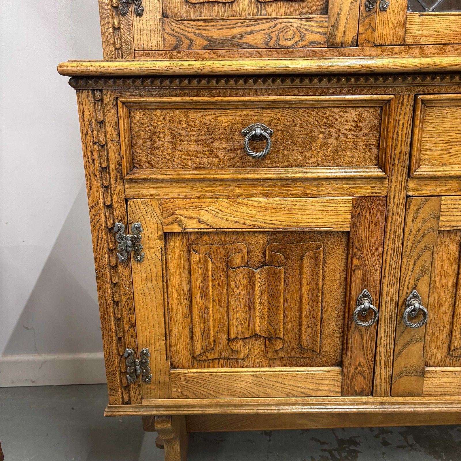 photo vintage Jaycee Tudor Style Solid Oak Sideboard Dresser – Leaded Glass Top Cabinet 188cm
