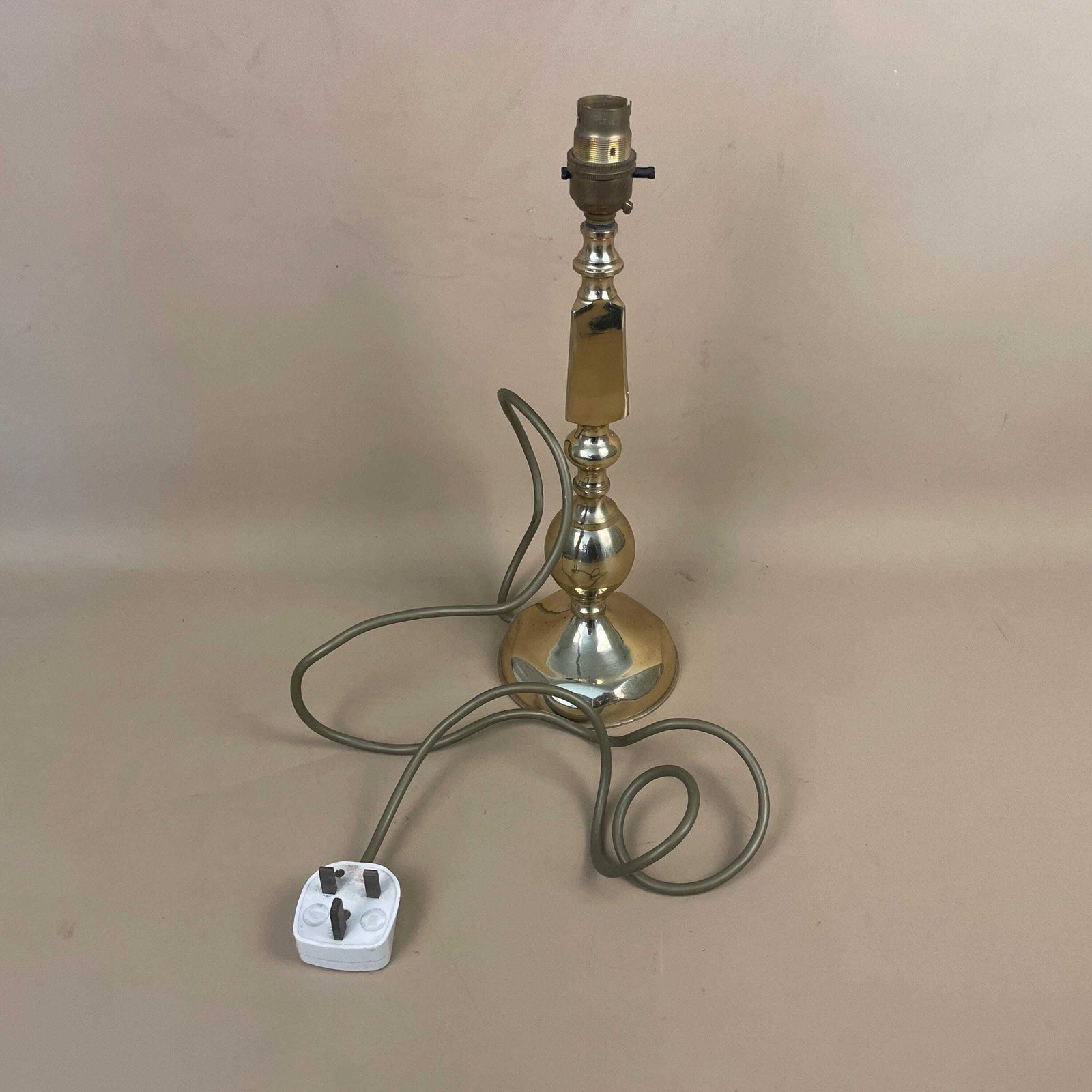 Antique Metal Gold Brass Lamp Light Bedside Side Table Desk Column Base Ornate Detail Medium Vintage Classic Round Base photo vintage