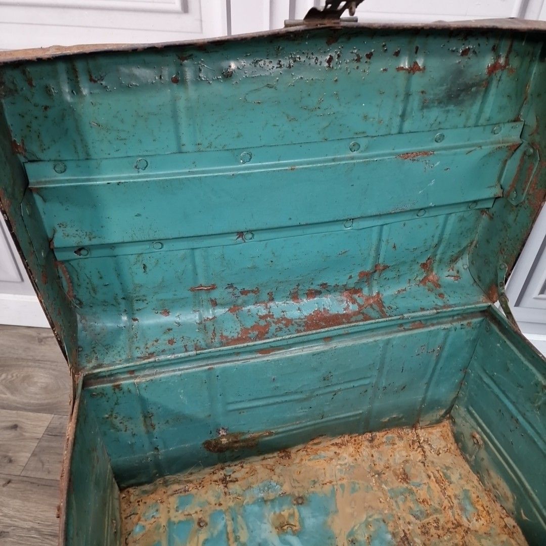 photo vinterior Antique Metal Trunk – Rustic Industrial Chest – Distressed Storage / Planter