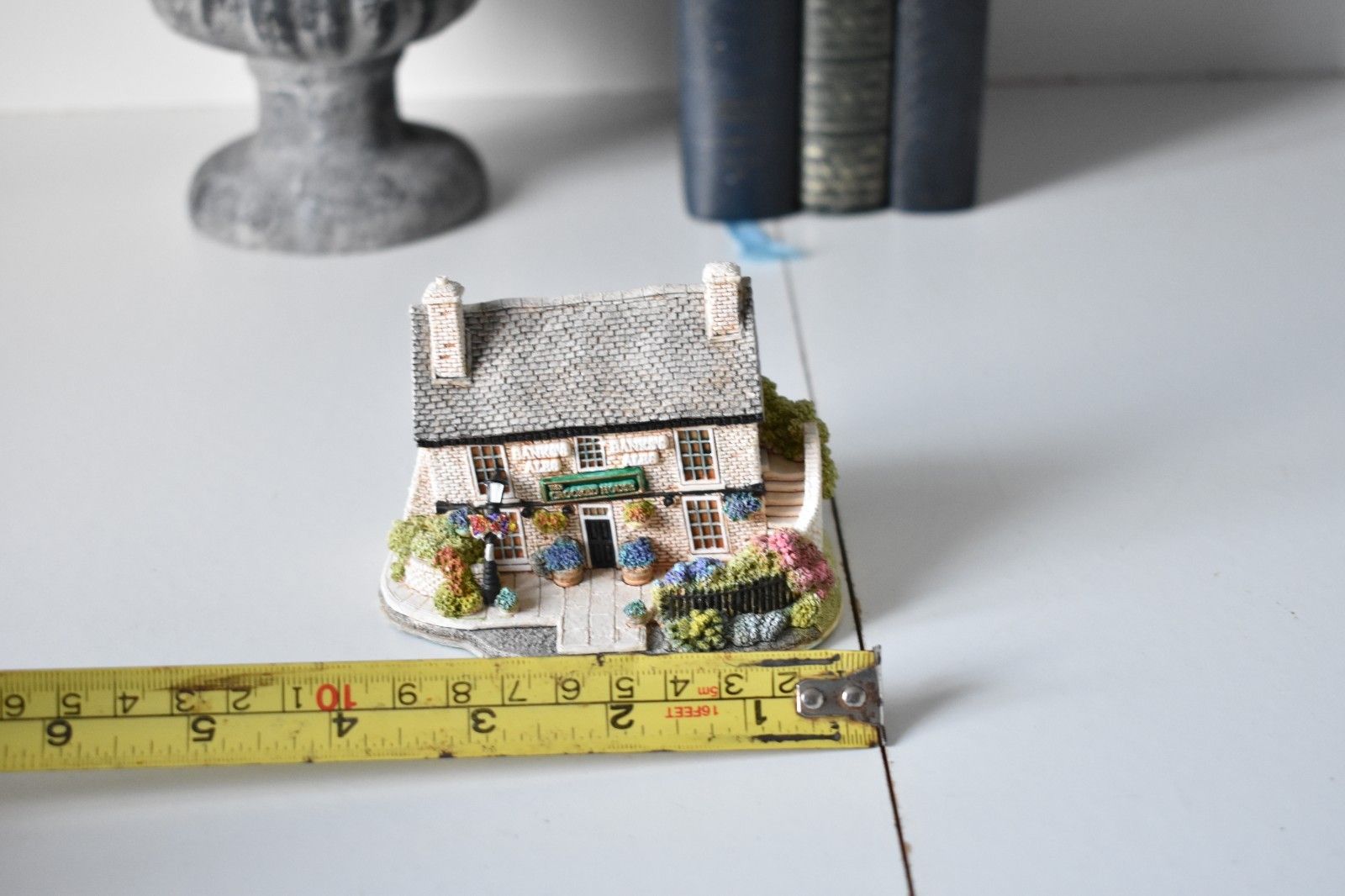 photo furniture Lilliput Lane The Crooked House L3001 The British Collection Boxed And Deeds