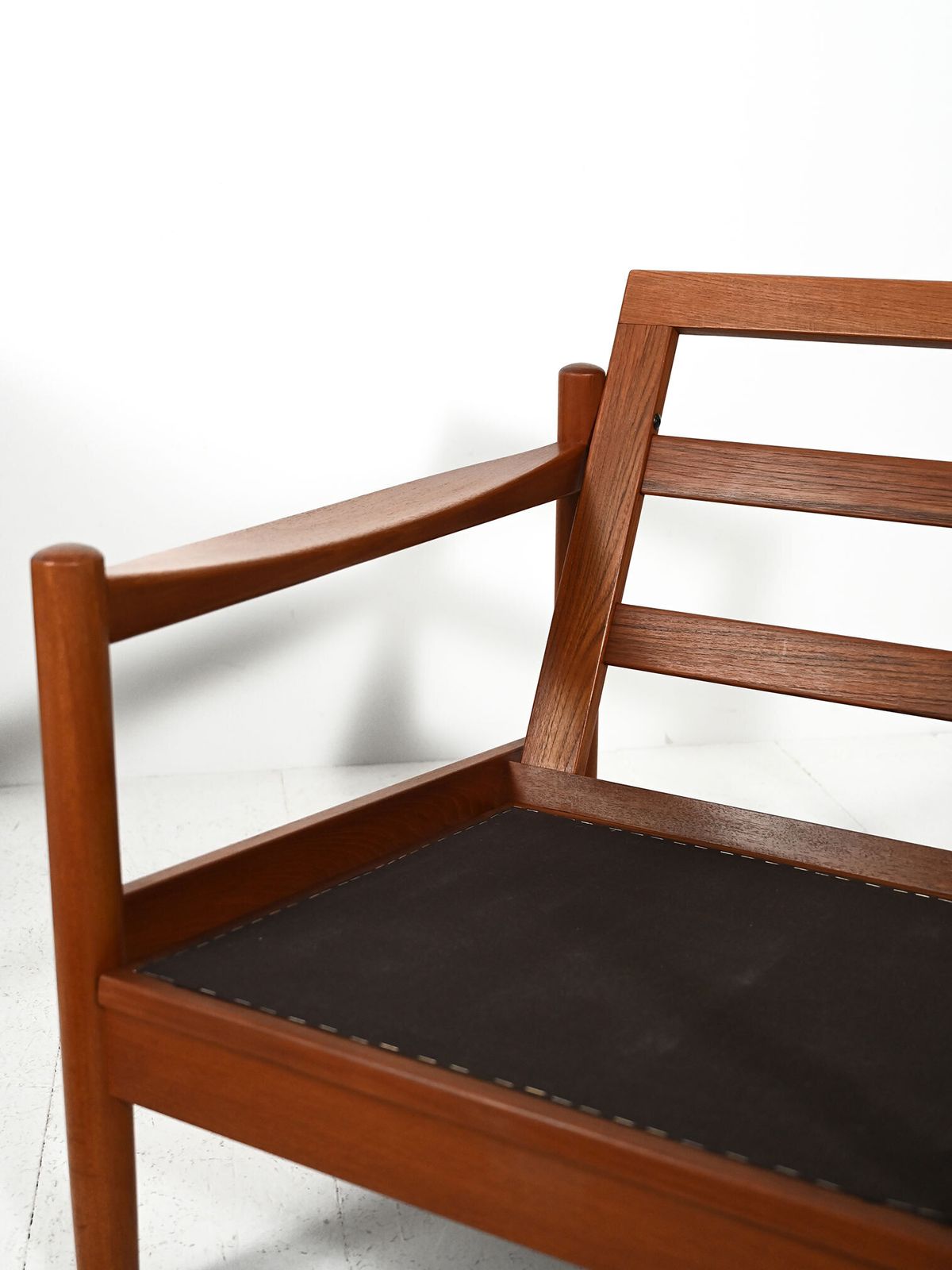 photo furniture Pair Of Danish Armchairs With Beige Cushions From The 1950s