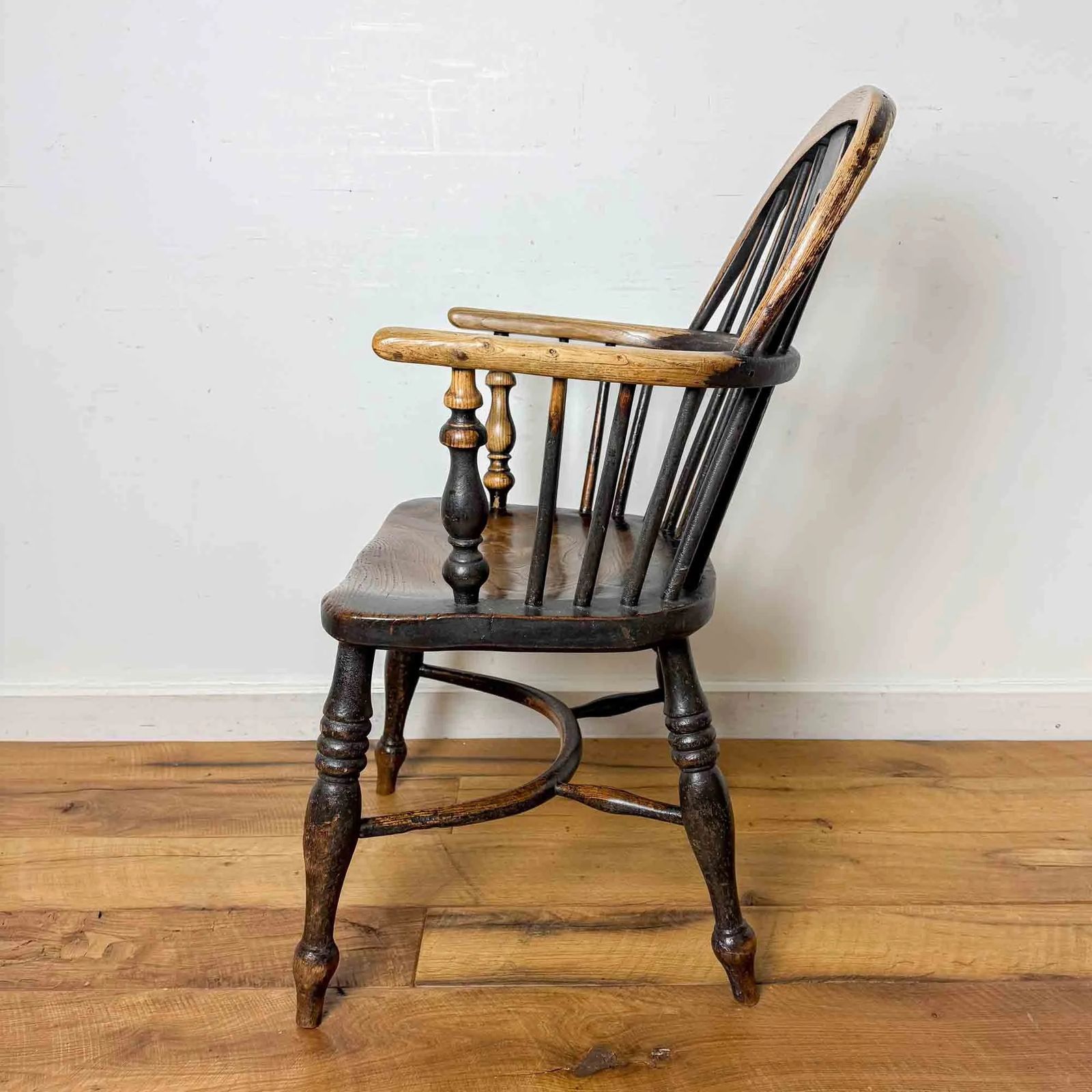 Antique Windsor Chair, Lovely Timeworn Patina photo furniture