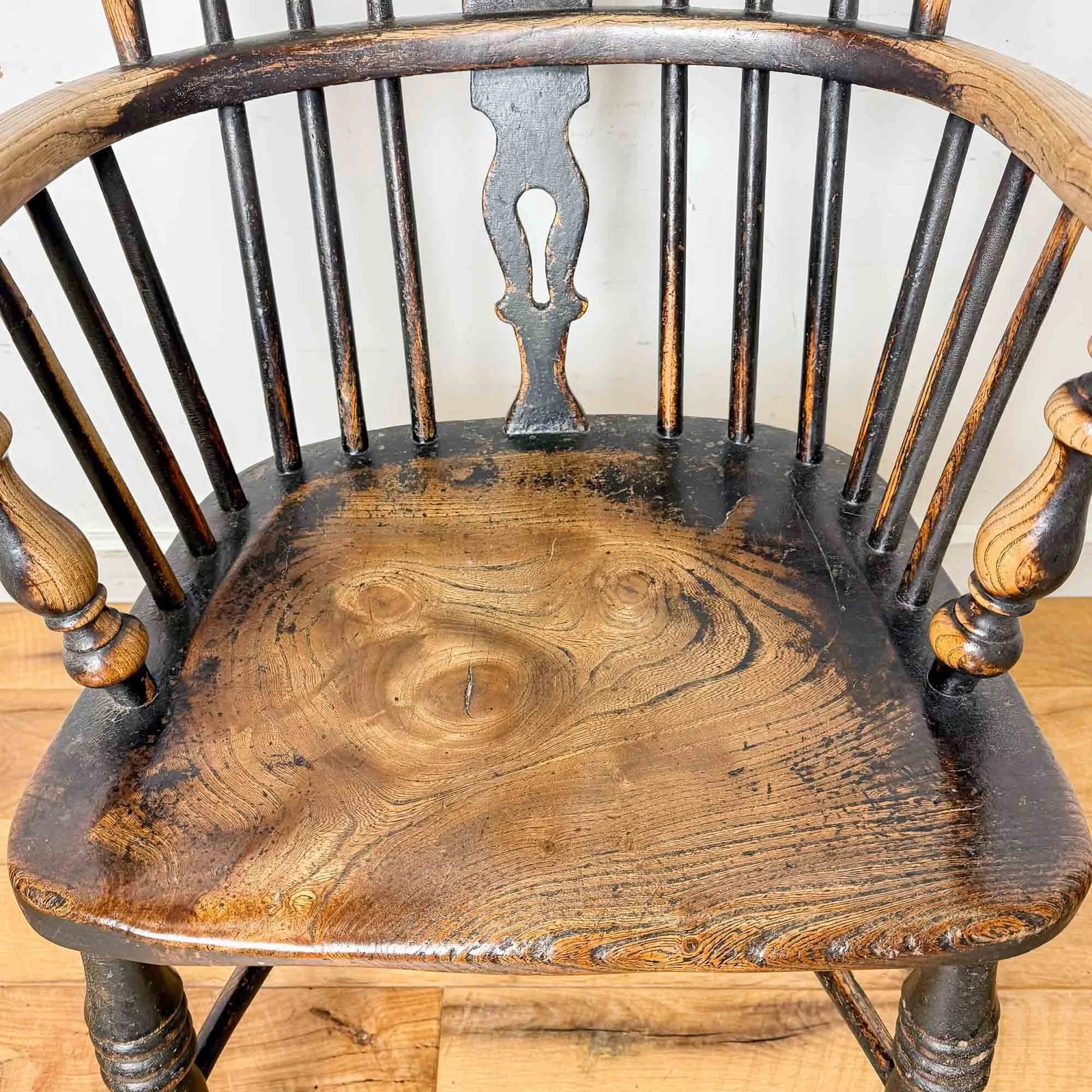 Antique Windsor Chair, Lovely Timeworn Patina photo 245.0