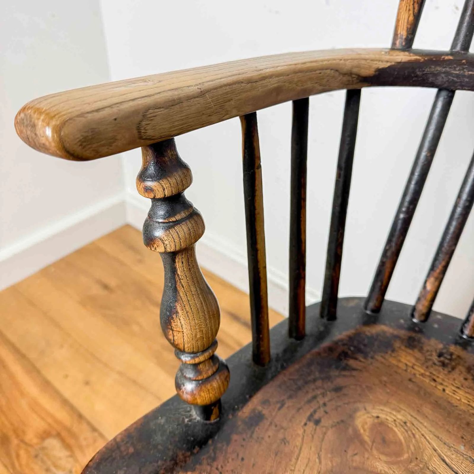 photo vintage Antique Windsor Chair, Lovely Timeworn Patina