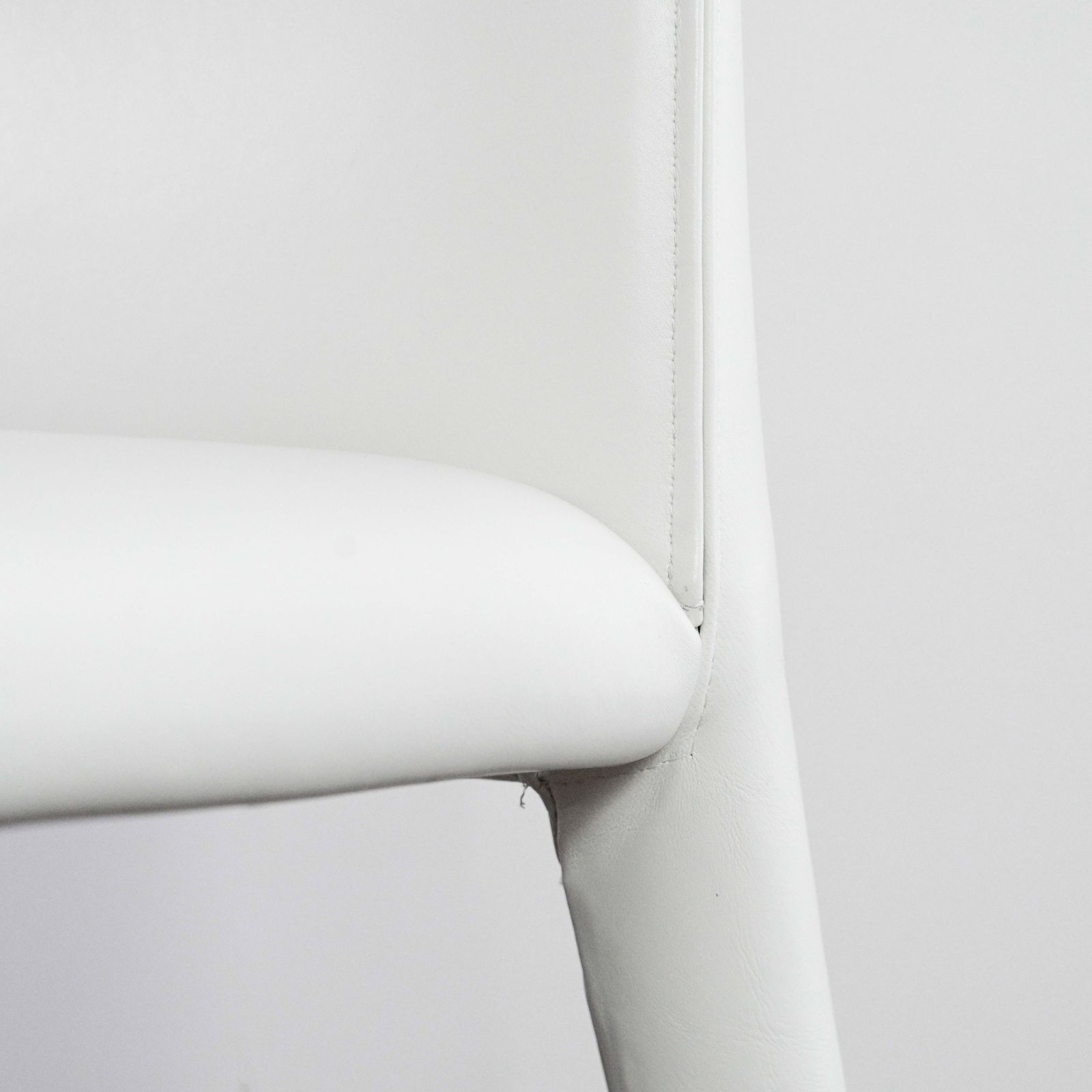 photo furniture Set Of 4 Vol Au Vent Chairs In White Leather Designed By Mario Bellini For B&B Italia