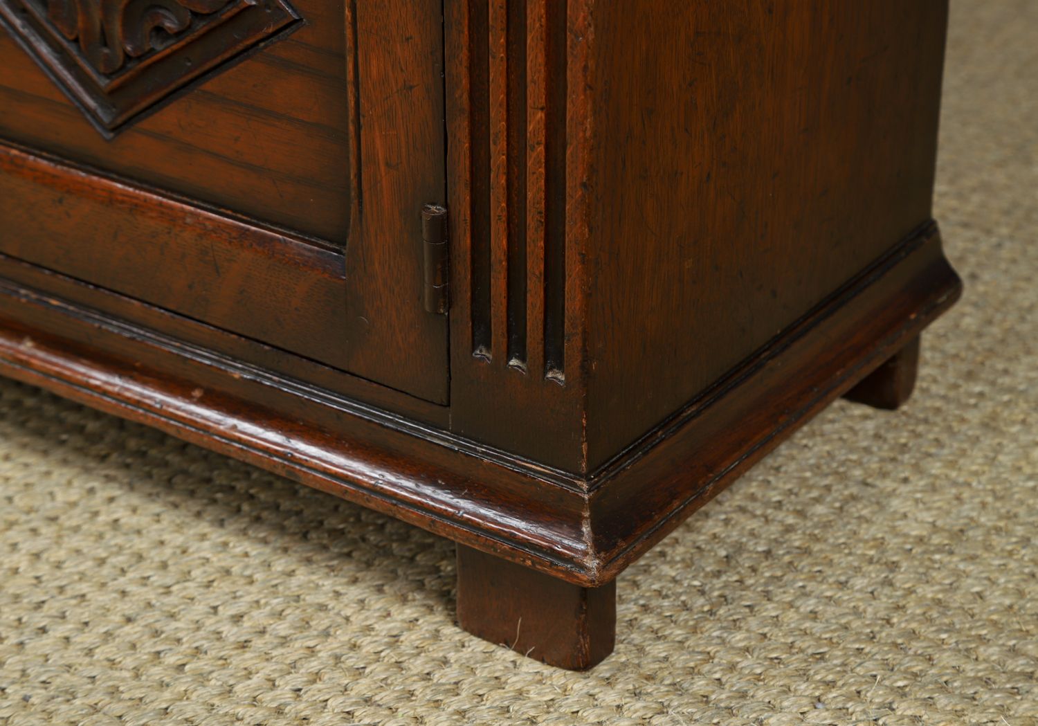 photo vintage Vintage English 16th Century Style Tudor / Elizabethan Oak Open 3ft Bookcase Cupboard (Circa 1930)