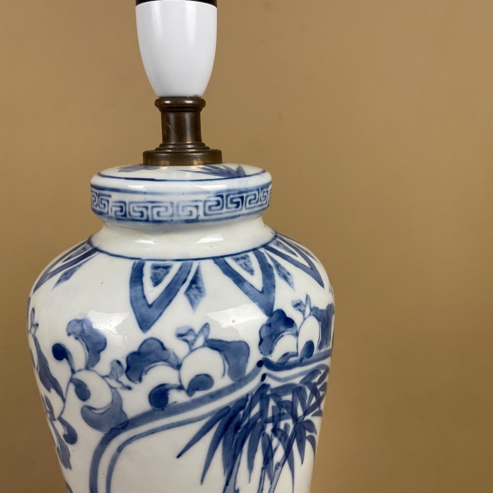 Oriental Ceramic Lamp Blue White Ginger Jar Hand Painted Floral Vintage Porcelain Table Lamp Classic Chinoiserie Ornate Pattern Wood Base photo Lighting