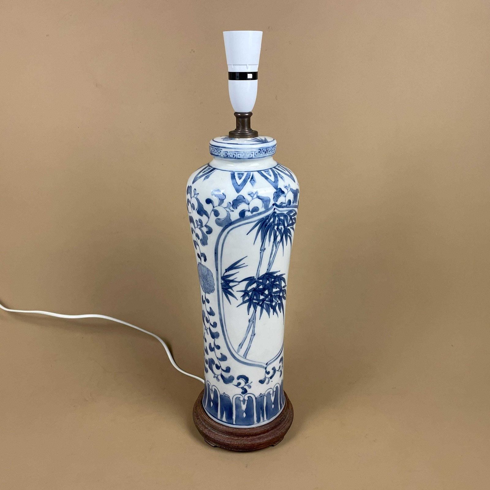 Oriental Ceramic Lamp Blue White Ginger Jar Hand Painted Floral Vintage Porcelain Table Lamp Classic Chinoiserie Ornate Pattern Wood Base photo 185.0