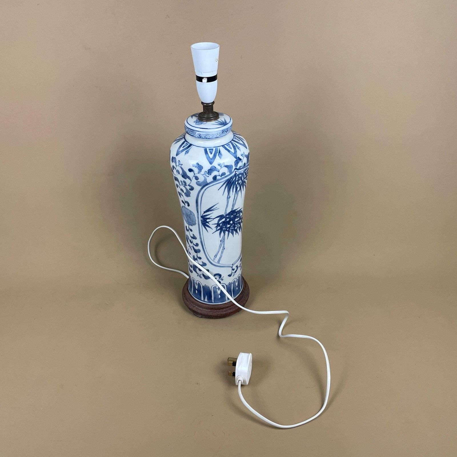 photo vinterior Oriental Ceramic Lamp Blue White Ginger Jar Hand Painted Floral Vintage Porcelain Table Lamp Classic Chinoiserie Ornate Pattern Wood Base
