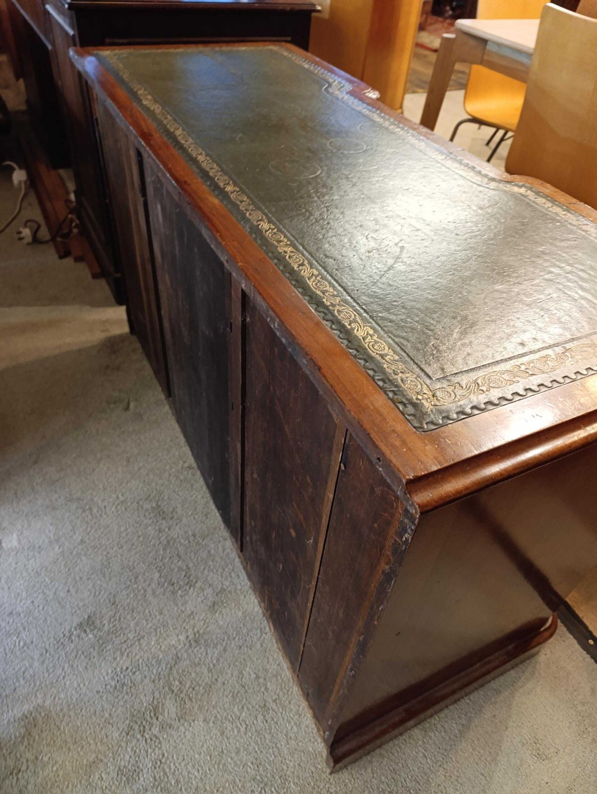 Victorian Mahogany Pedestal Desk With Green Tooled Leather Top photo vinterior