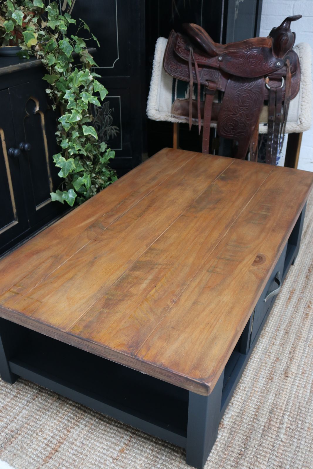 photo vinterior Rustic Solid Wood Chunky Large Coffee Table With Drawer