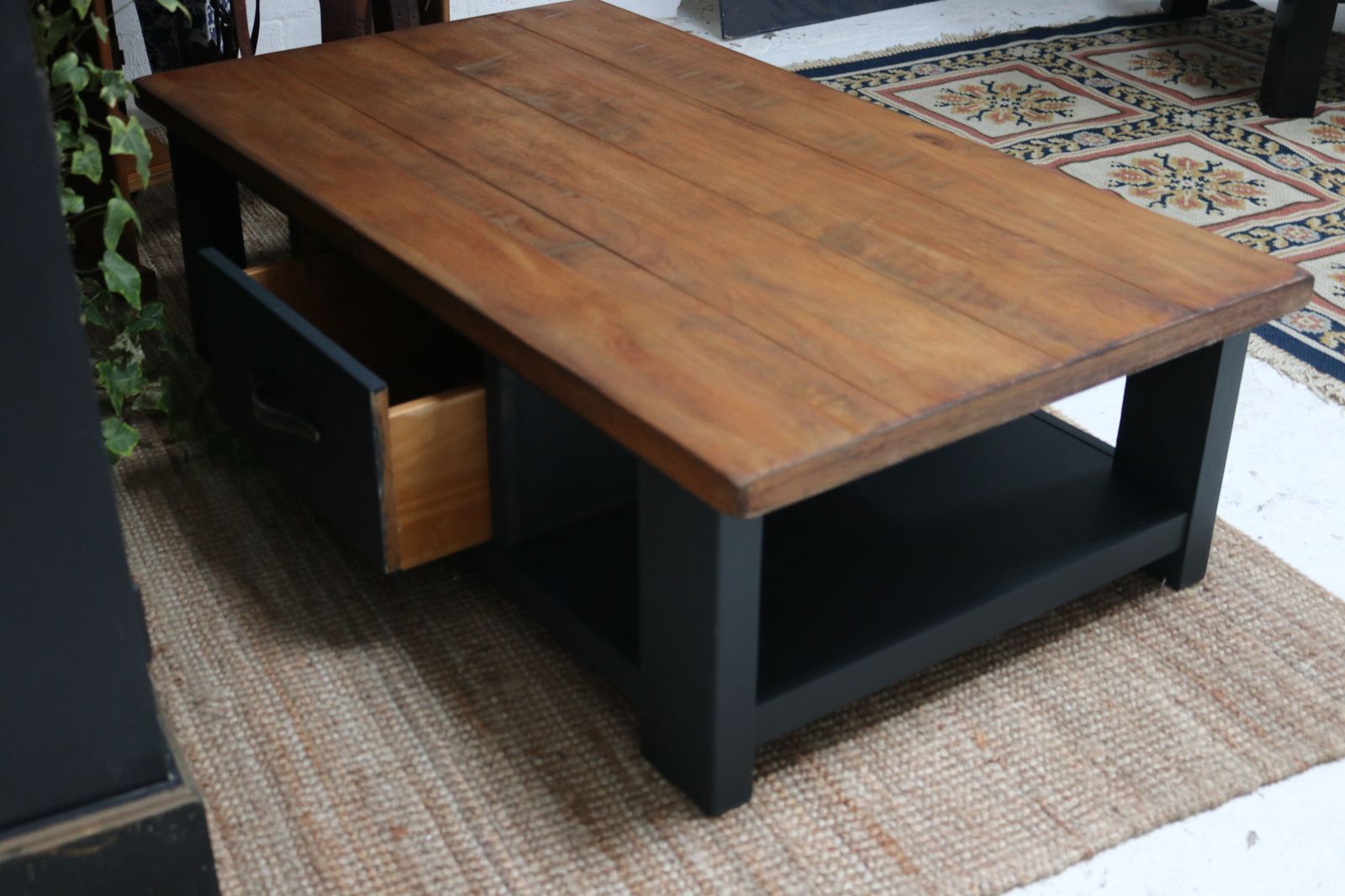 photo vintage Rustic Solid Wood Chunky Large Coffee Table With Drawer