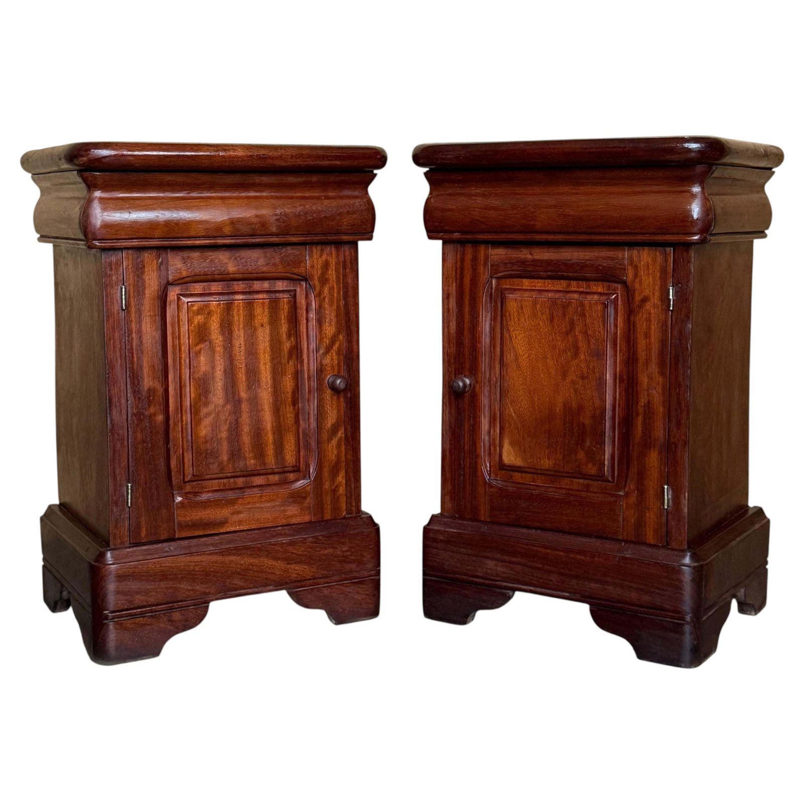 Paire de tables de chevet Biedermeier en noyer massif, tiroir et porte, 1920