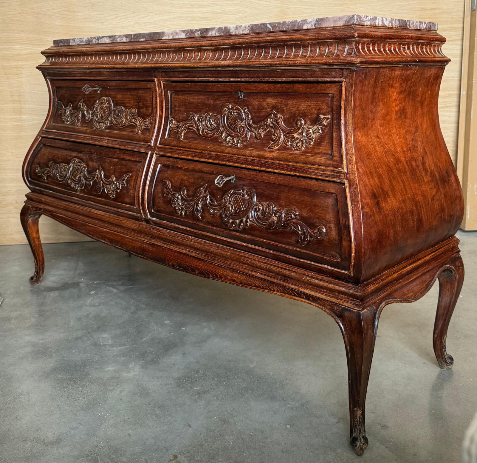 Mobilier Commode double bombée en noyer sculpté de style Louis XV provincial français, XIXe siècle photo