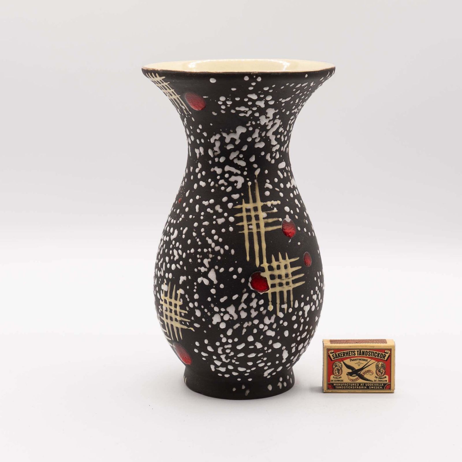 Home Decor Vintage "Hawai" Black Vase   451 2   Carstens Tönnieshof   C1950s photo