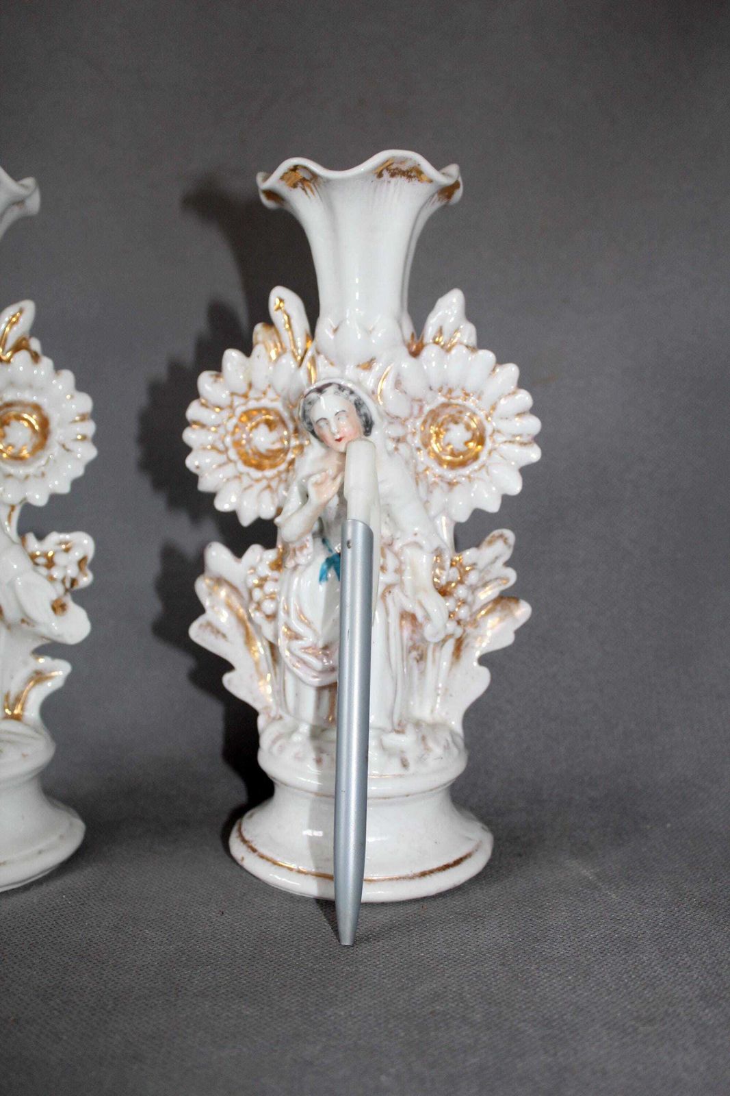 Set Van Twee Antieke Porseleinen Vieux Paris Kandelaars, 19e Eeuw – Koppelfigurines Man En Vrouw photo for sale